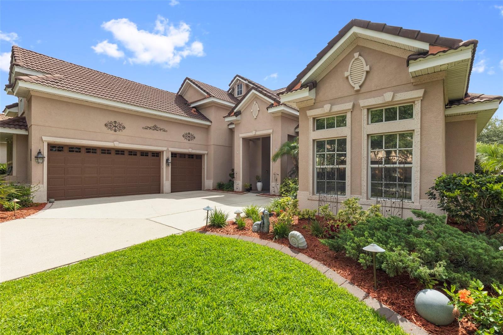 Exterior Side/Garage View