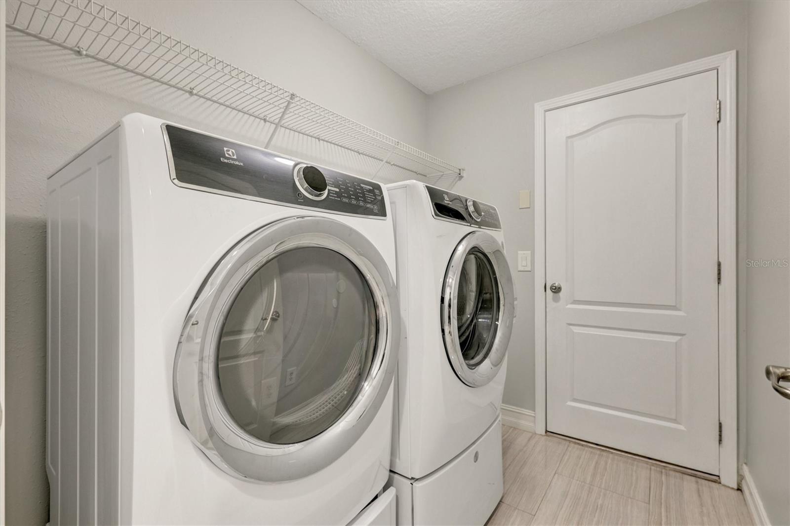 Comes with washer/dryer