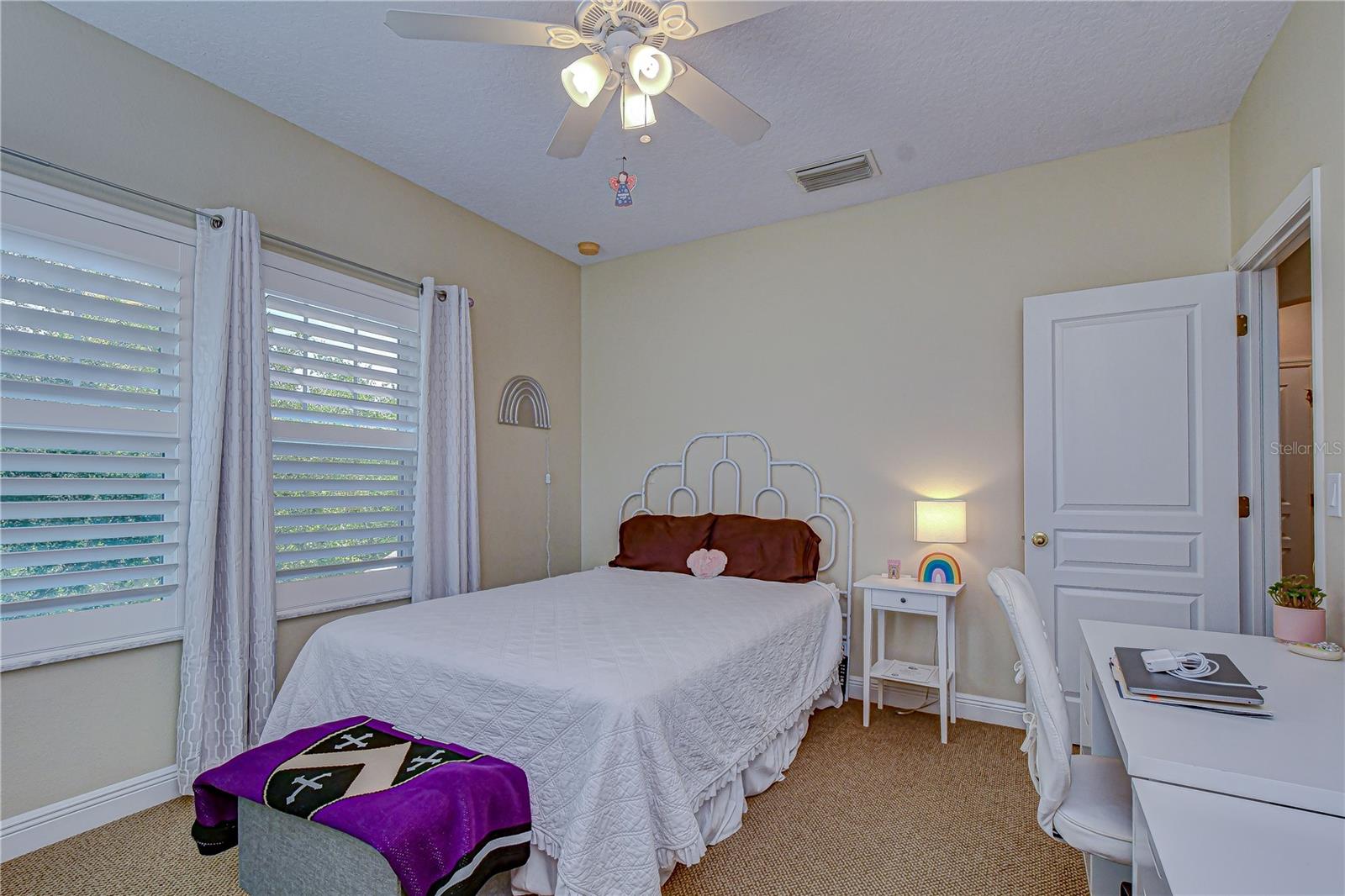 Additional bedroom with versatile use.