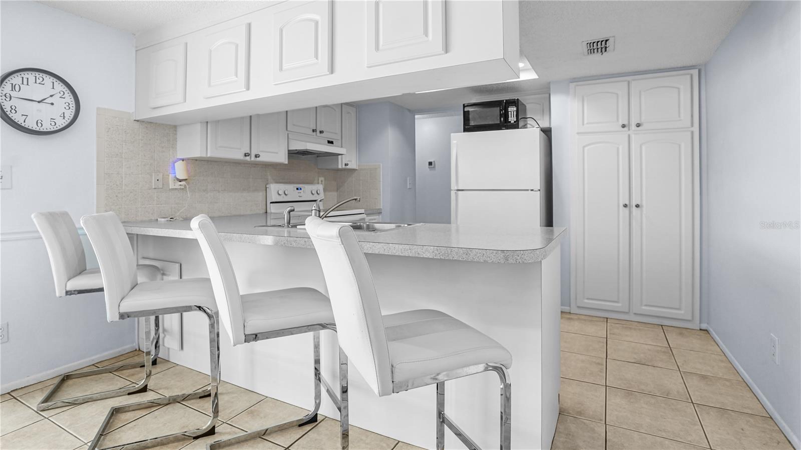 Eat in bar into kitchen