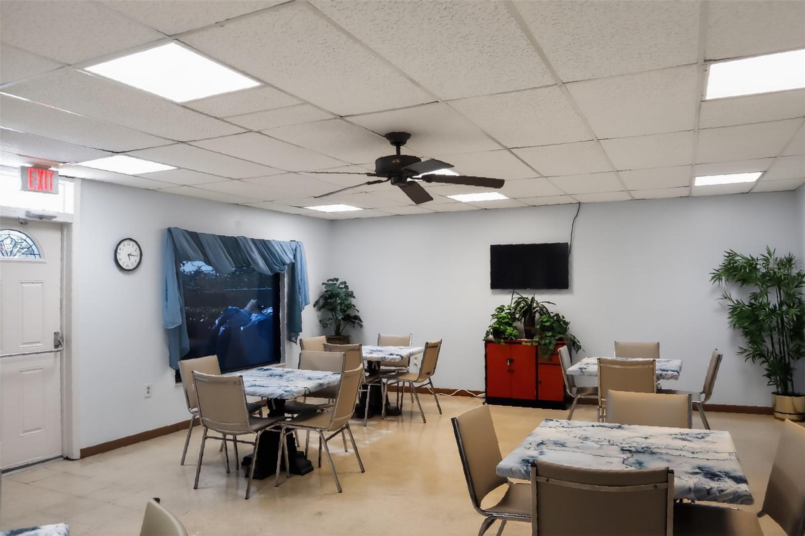 Ladies card playing room