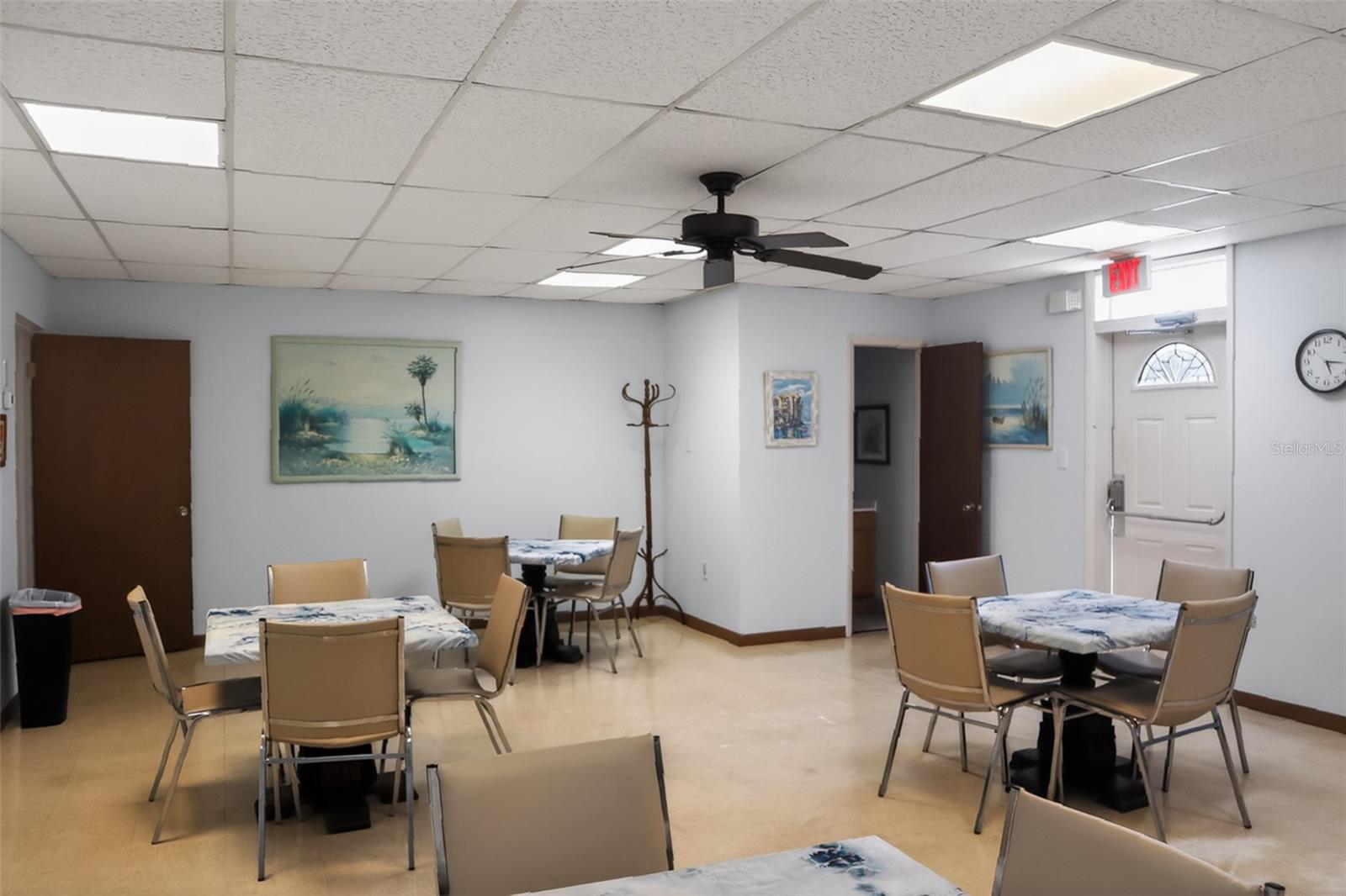 Ladies card playing room