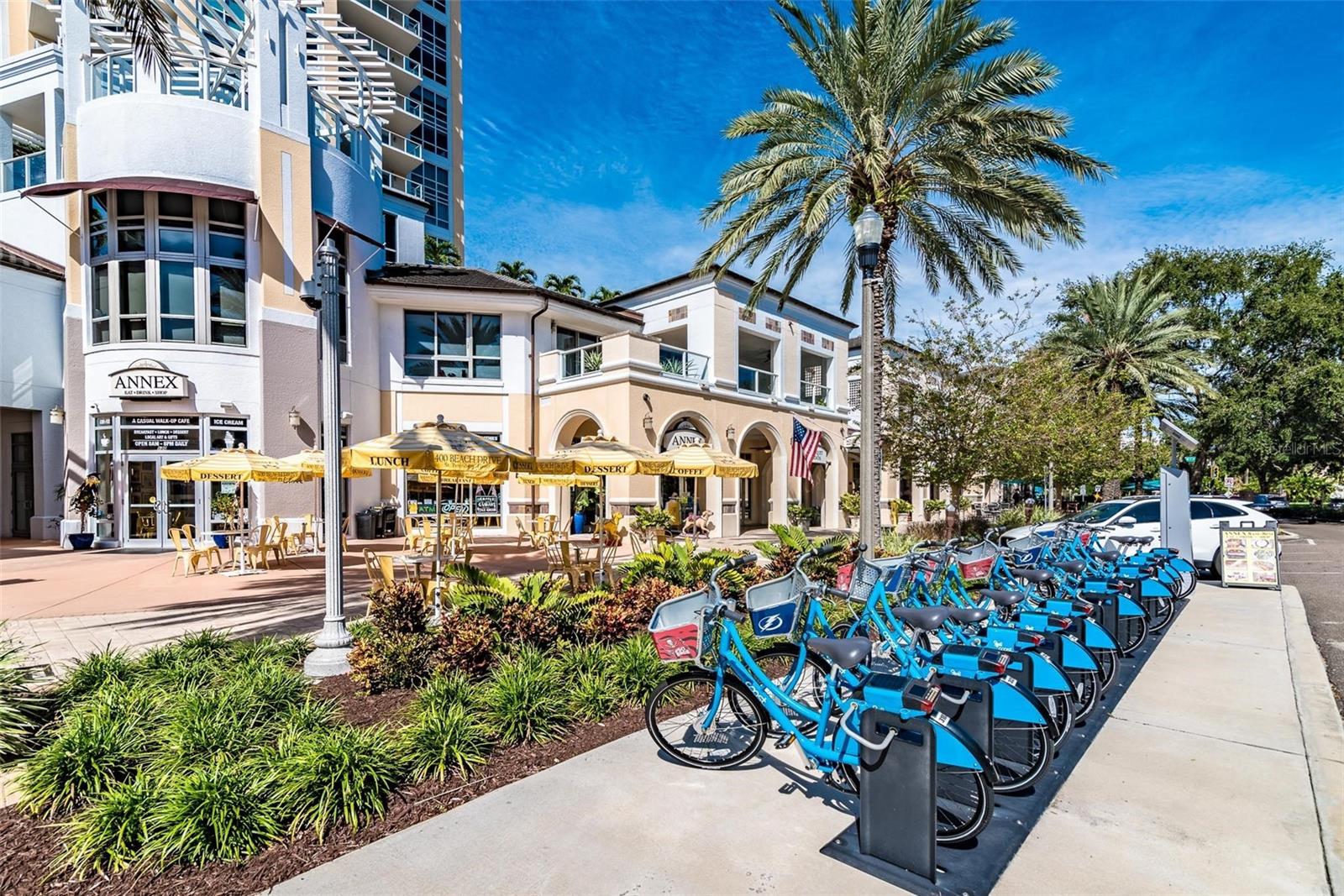 5 Minute Drive to Downtown St Pete