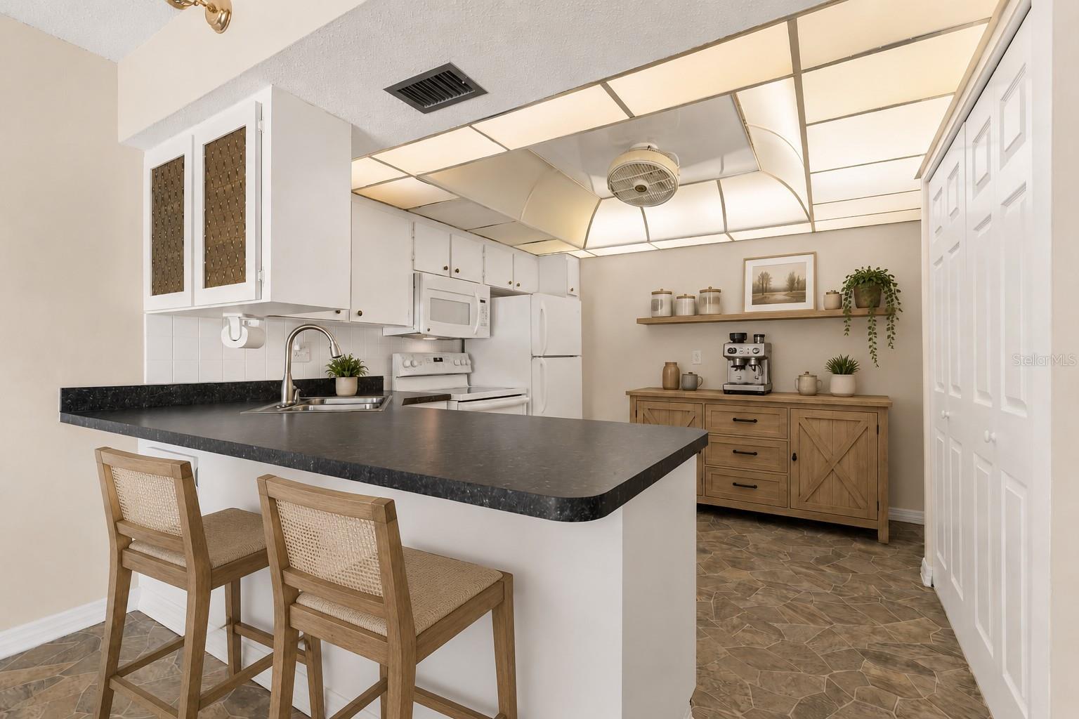 Virtual staging. Eat in kitchen.