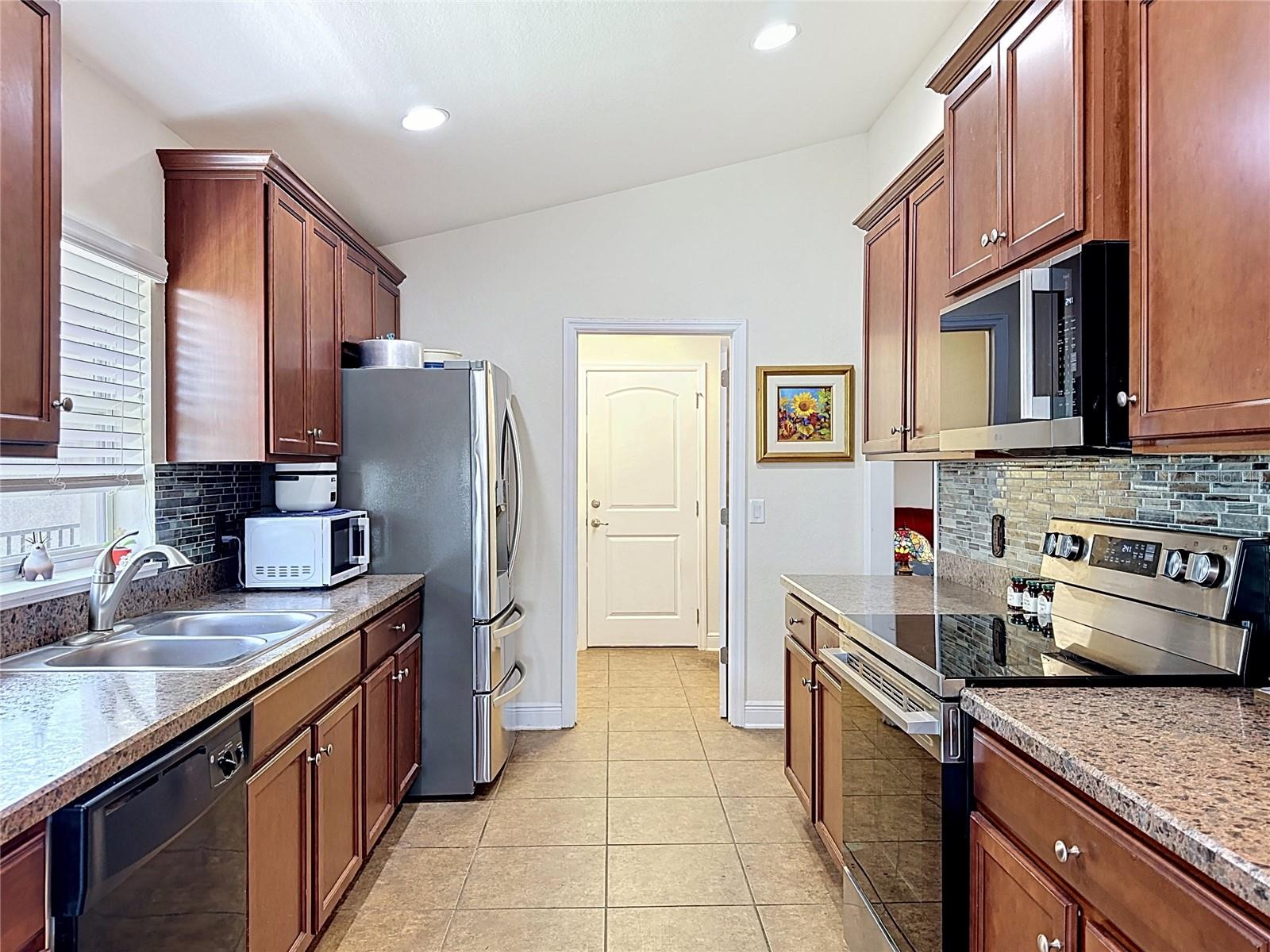 ALL KITCHEN APPLIANCES INCLUDED