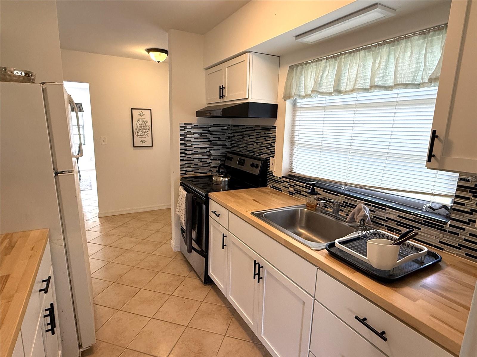 Kitchen and breakfast area