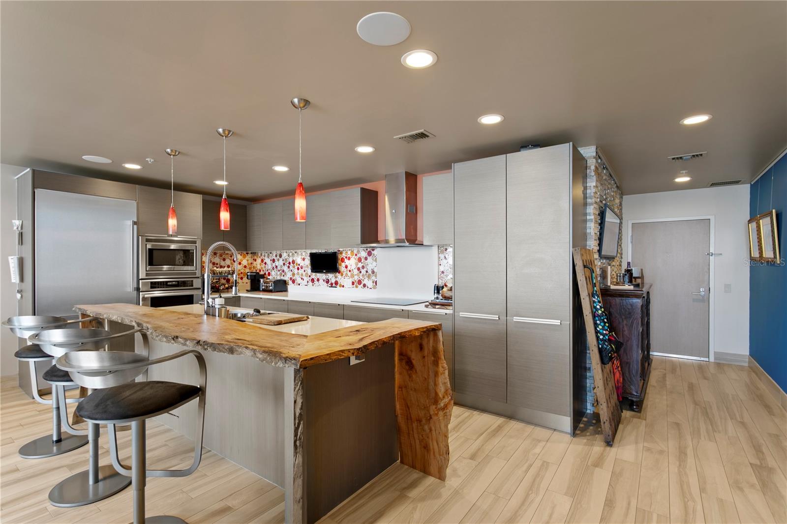 live-edge wood accent surrounding the kitchen island