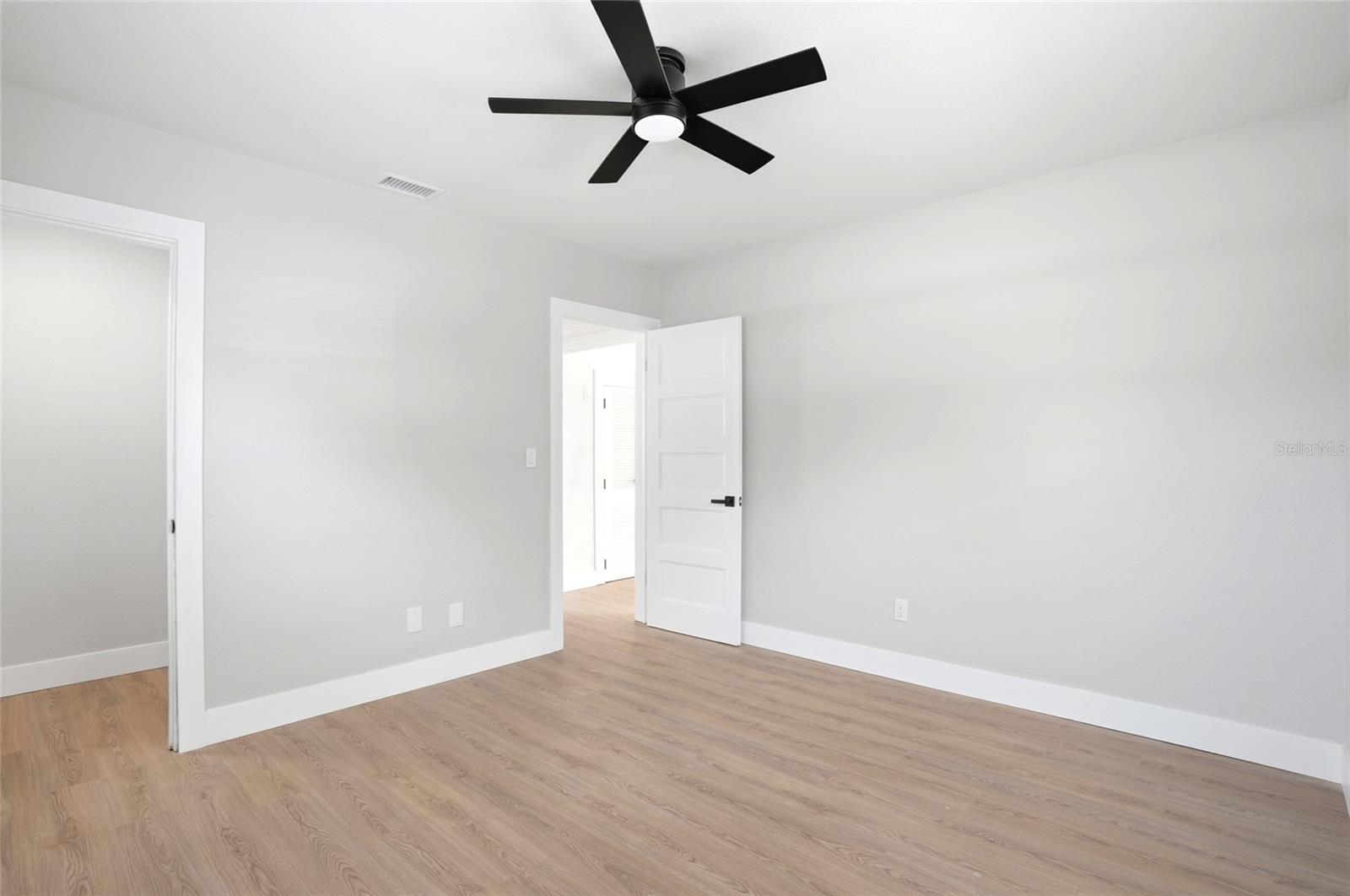 2 Bedroom with Walk In Closet
