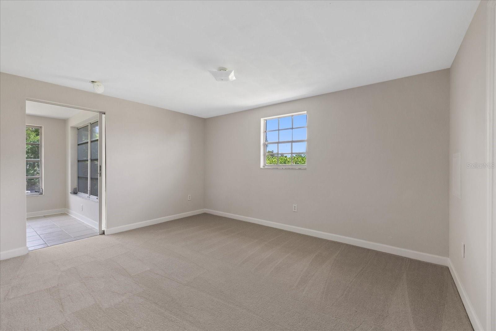 Primary bedroom with en-suite full bathroom