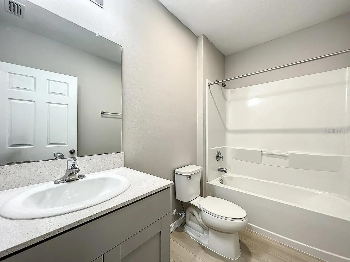 TB8513329