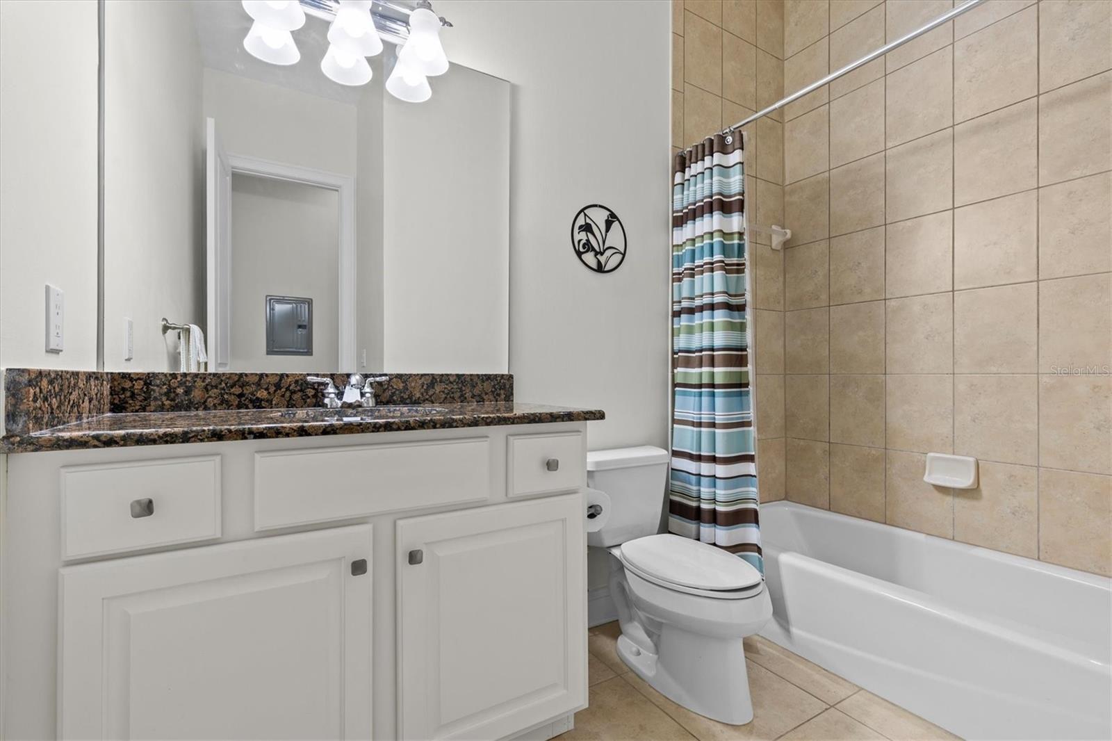 En-suite bath in Junior Primary bedroom.