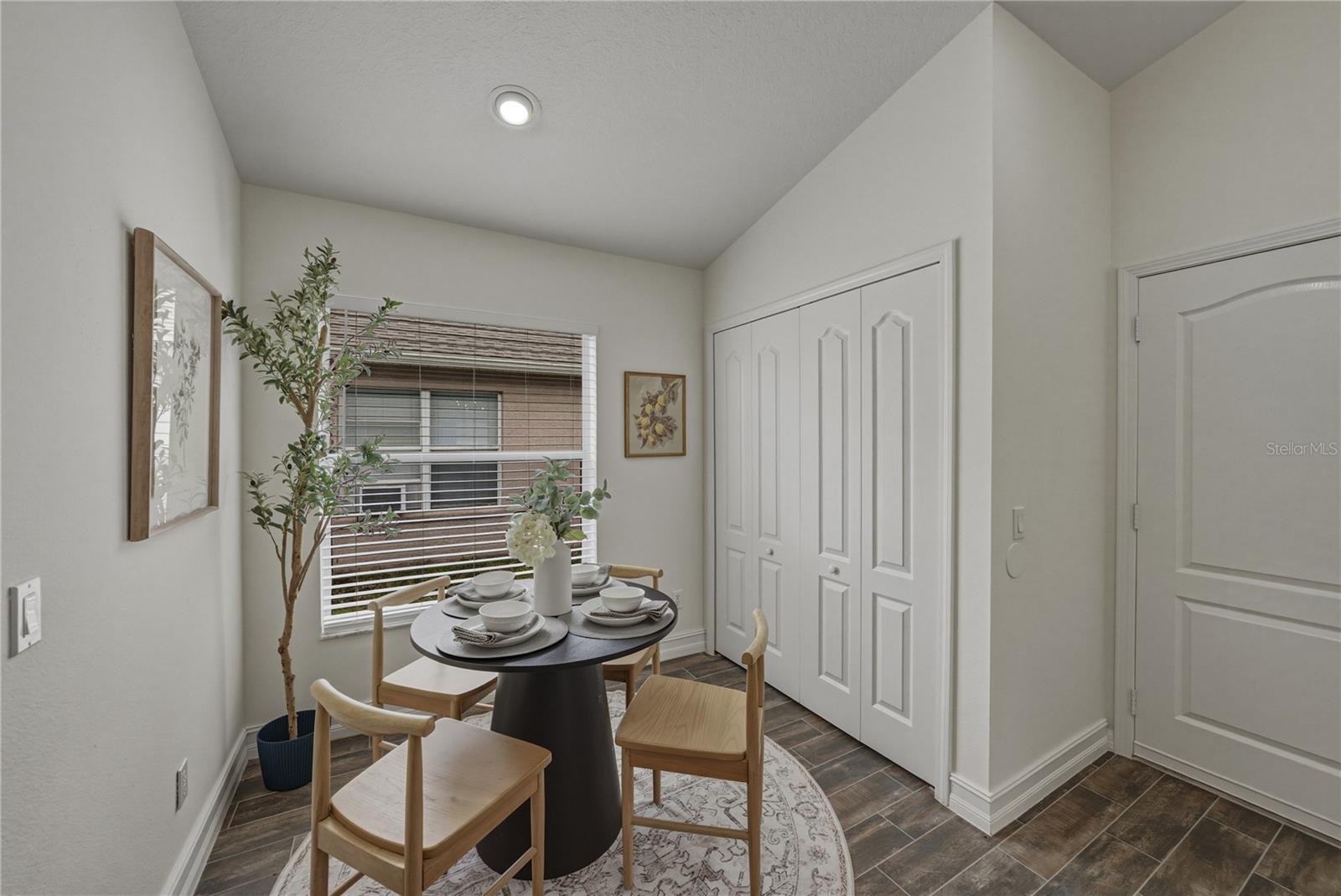 Kitchen Eat In Area with views to side yard