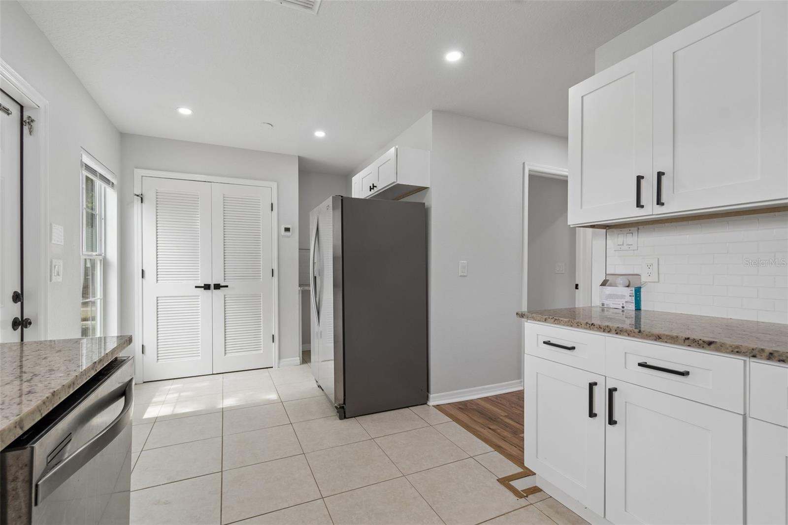 TB8513448