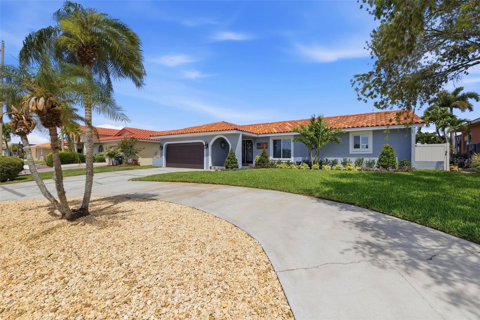 The Circle Driveway makes it easy to invite guests!