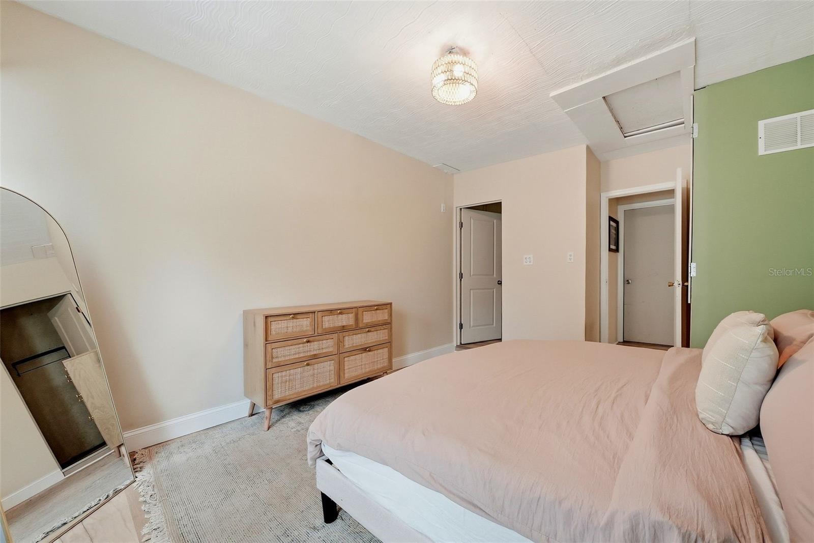 TB8513548
