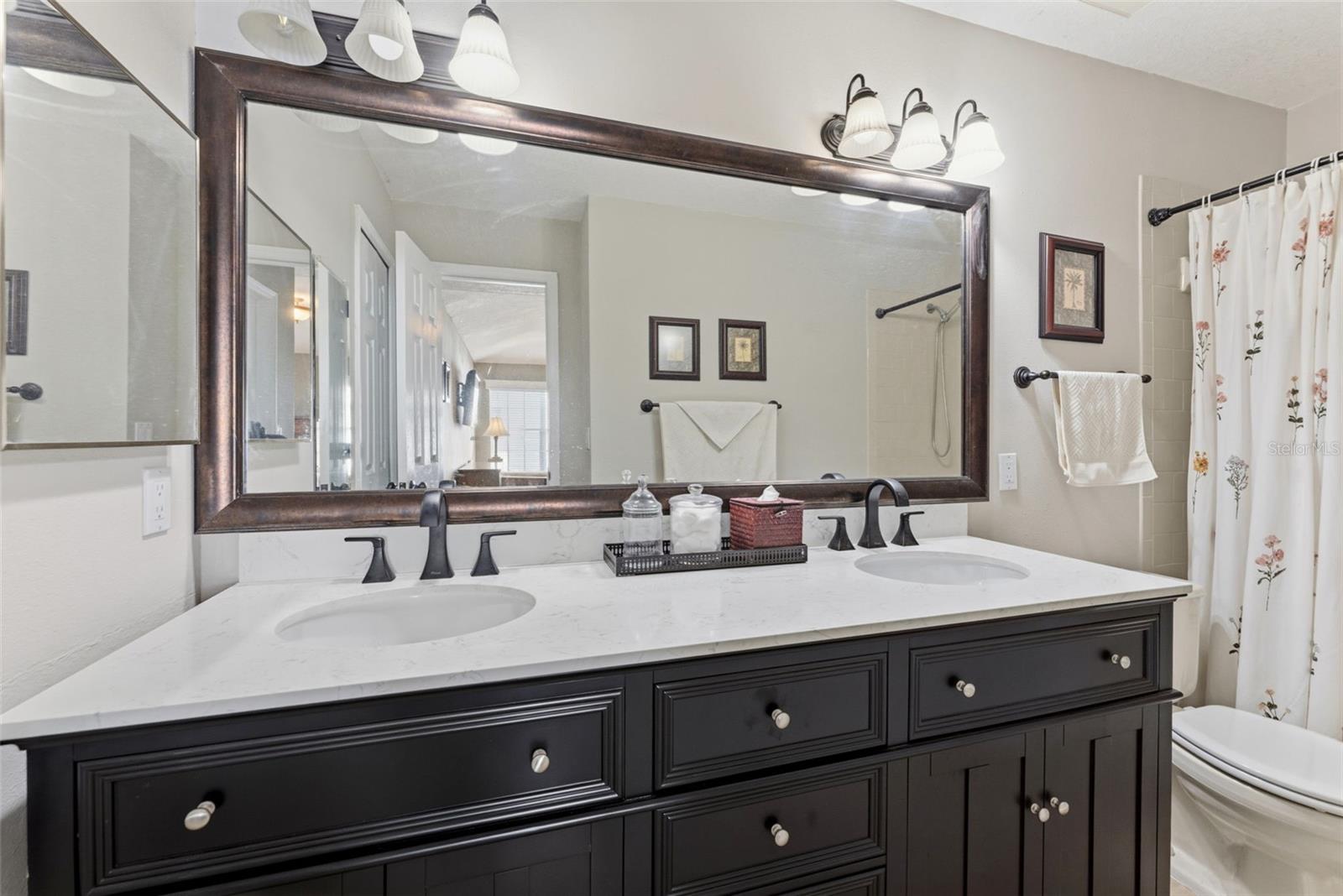 Primary en-suite bathroom