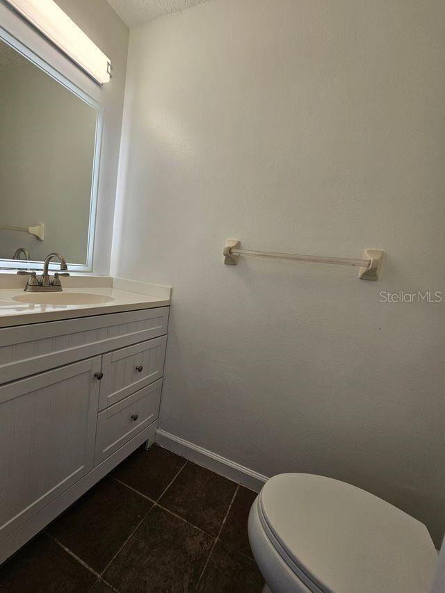 TB8513558