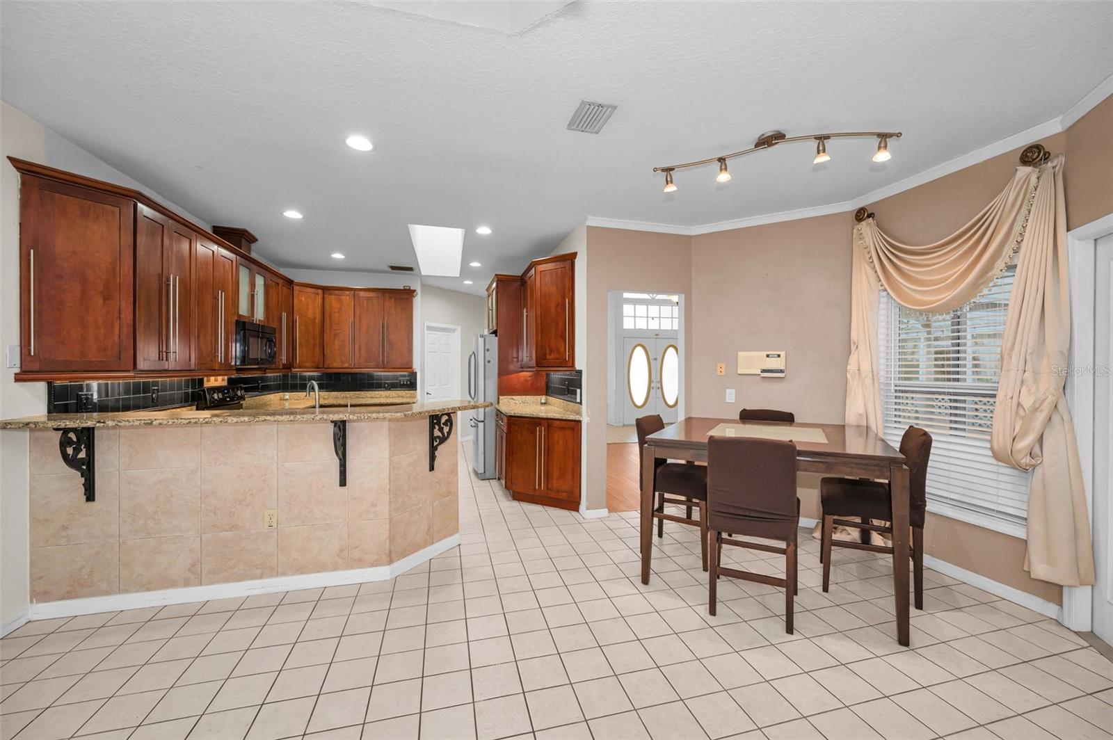 Dinette & Kitchen