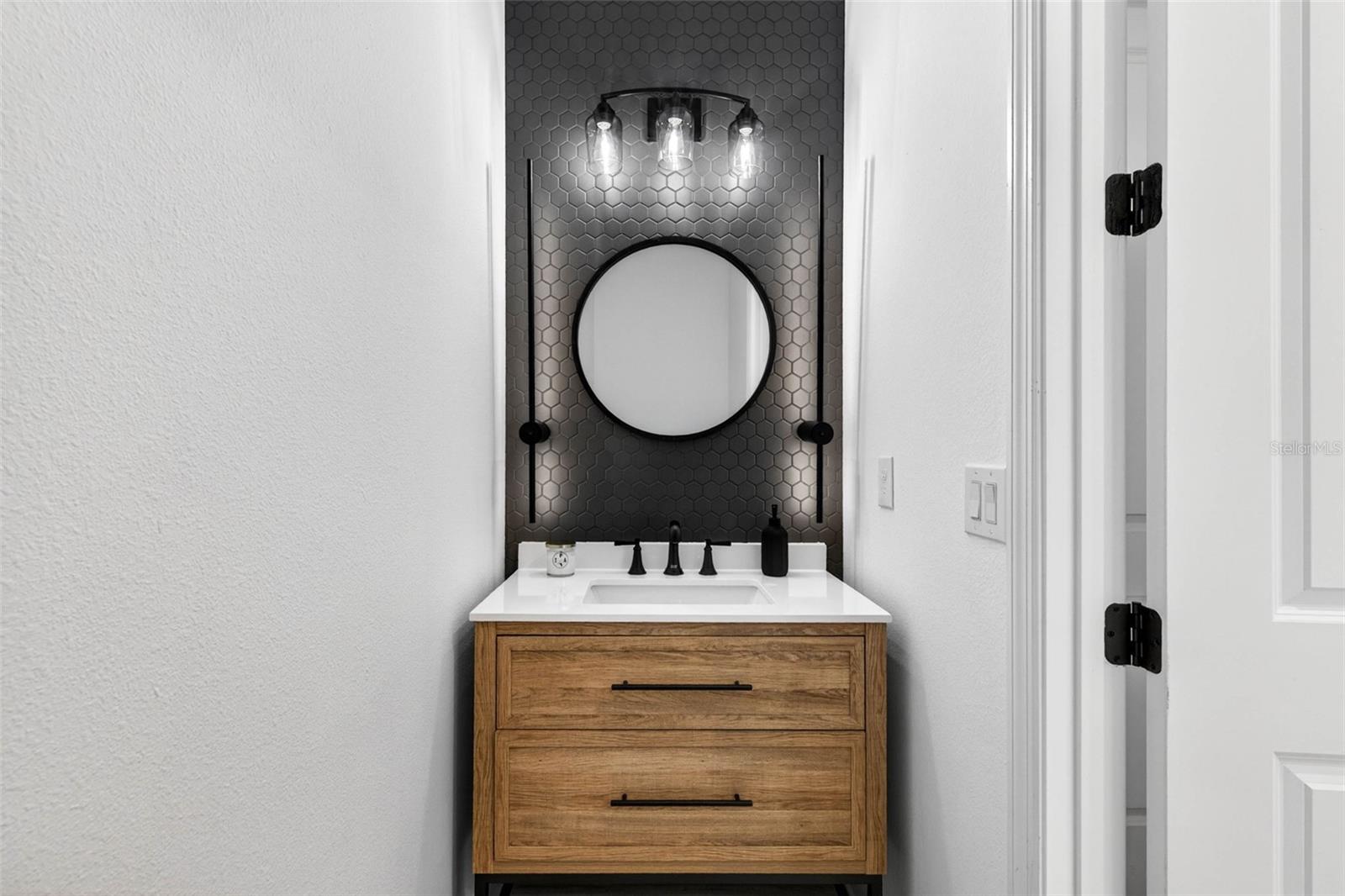 Half bathroom/downstairs