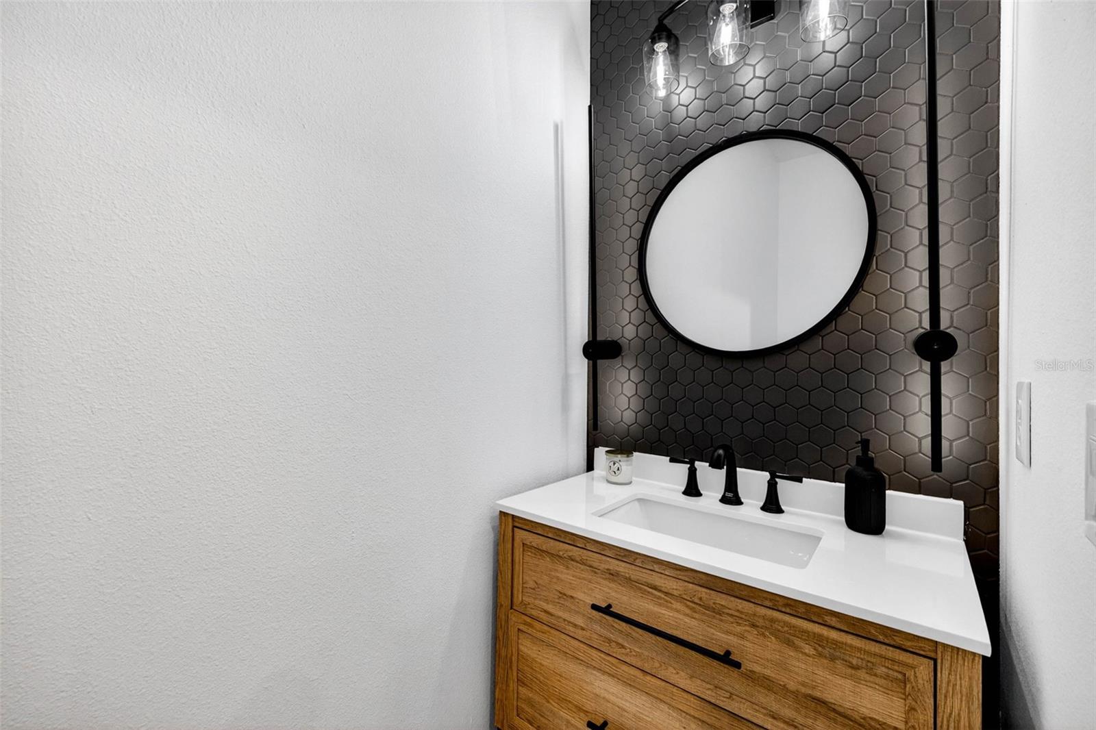 Half bathroom/downstairs
