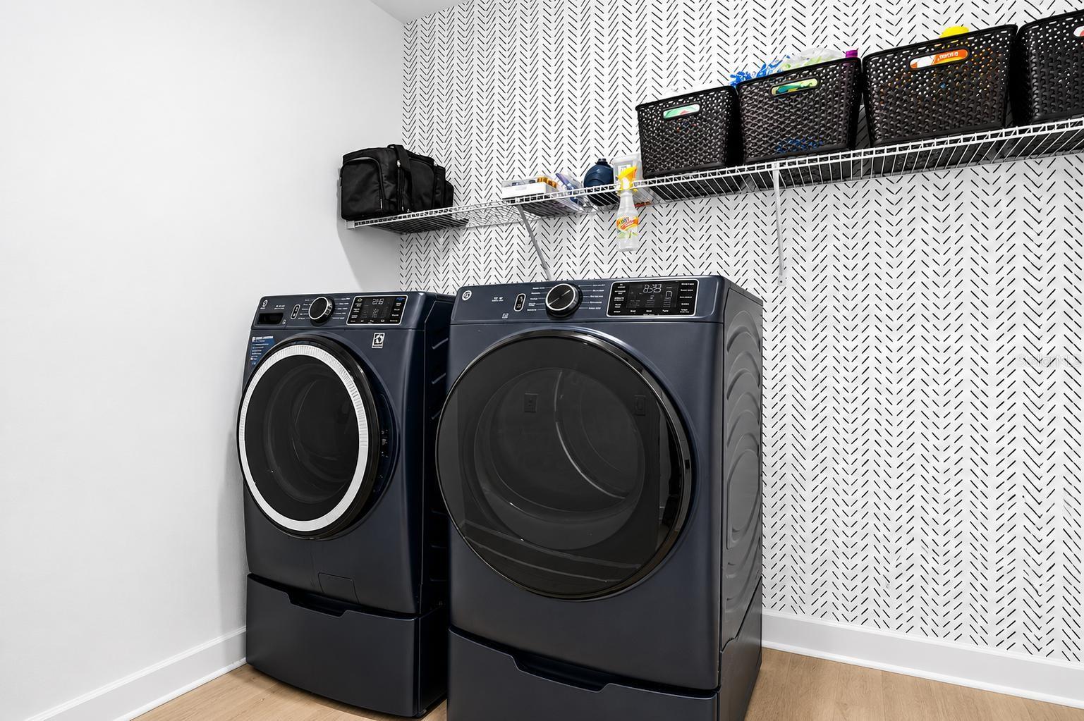 Laundry room with GE washer & dryer