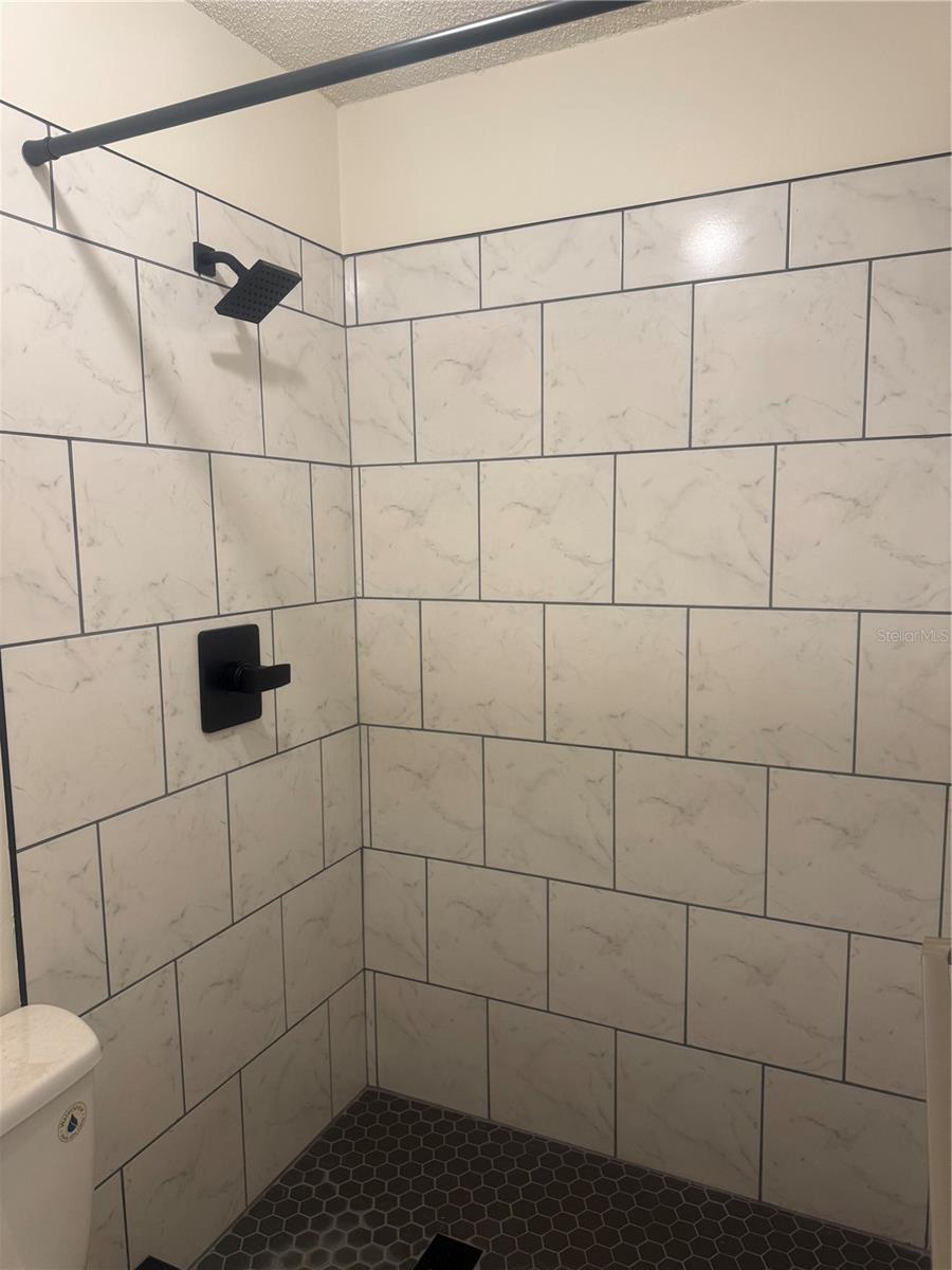 TB8513758