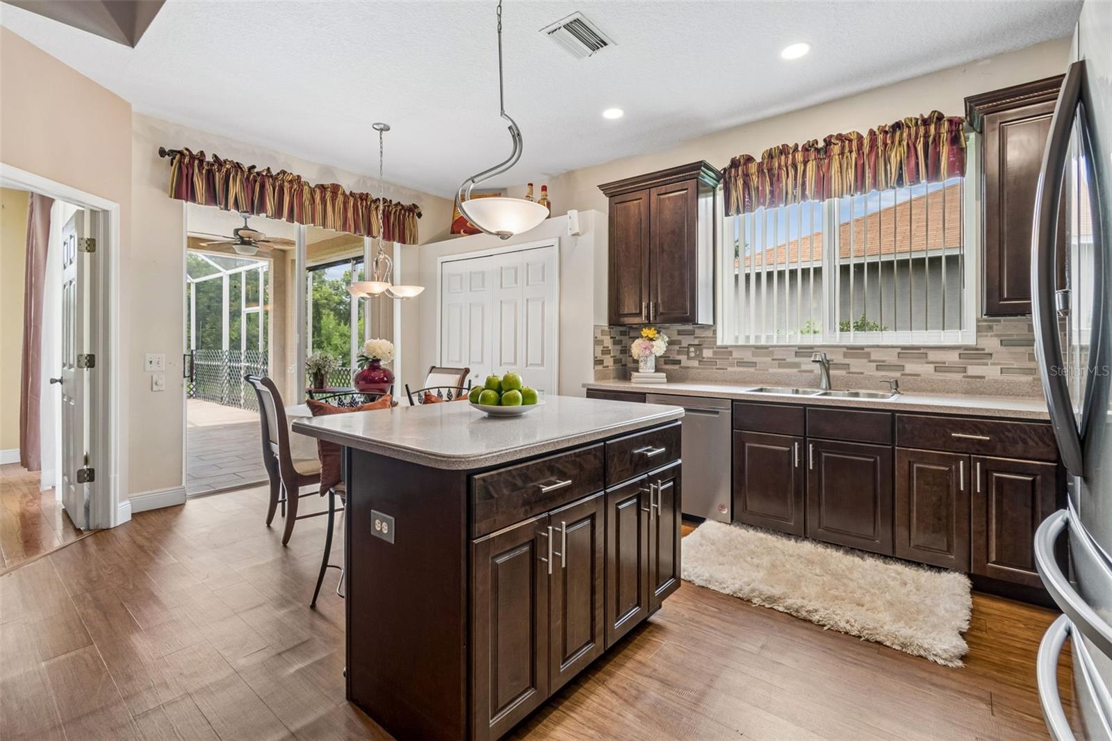 KITCHEN ISLAND