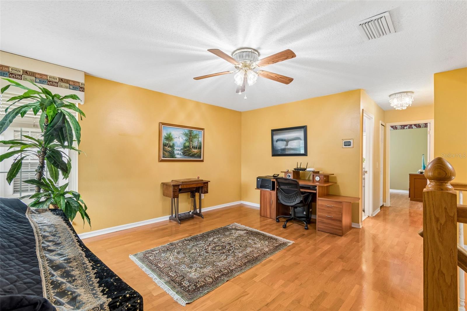 SPACIOUS LOFT WITH SOLID OAK WOOD FLOORS