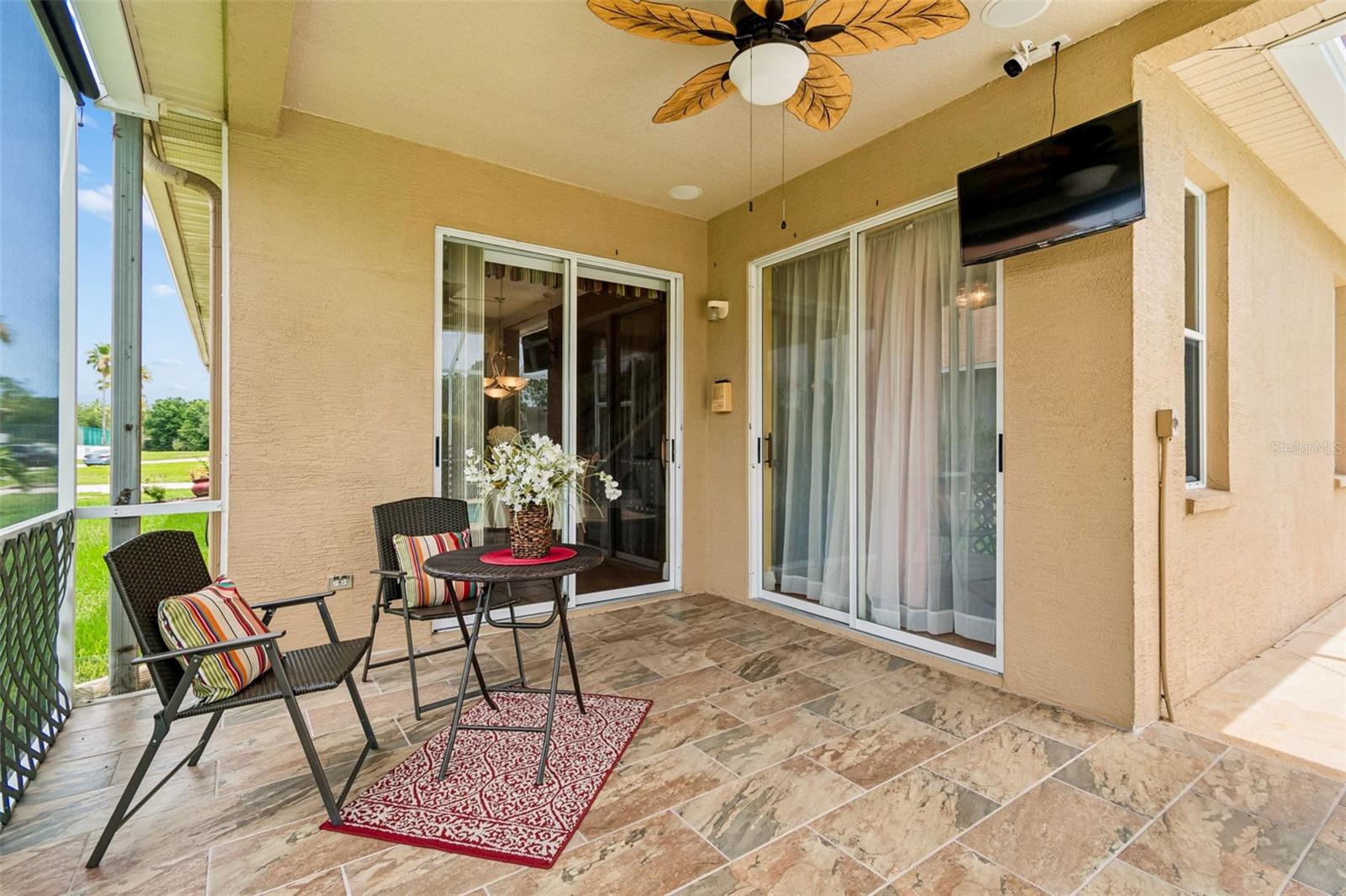 SPACIOUS LANAI/ 25" TELEVISION