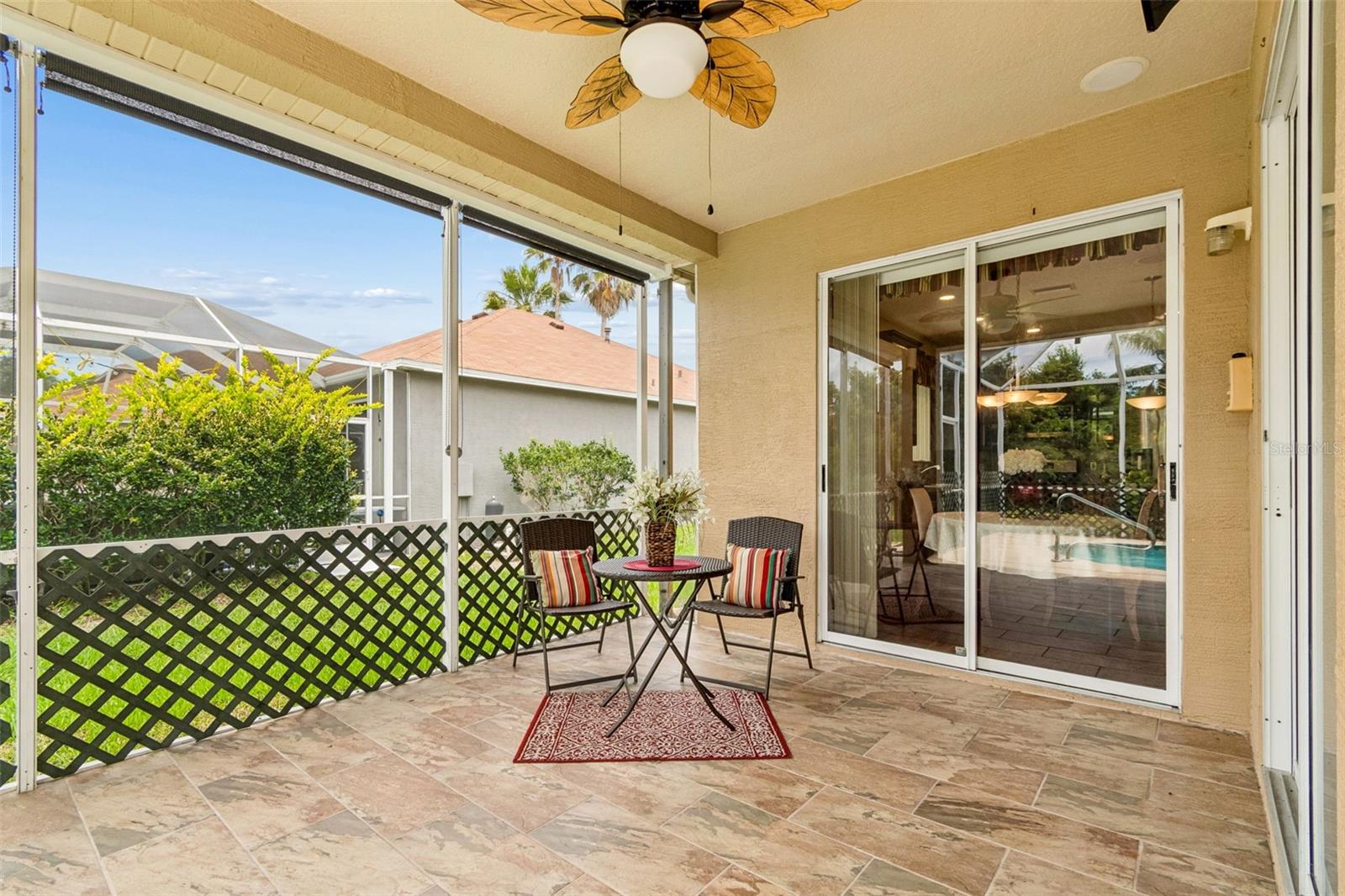 SPACIOUS SCREENED LANAI WITH PRIVIACY SCREEN