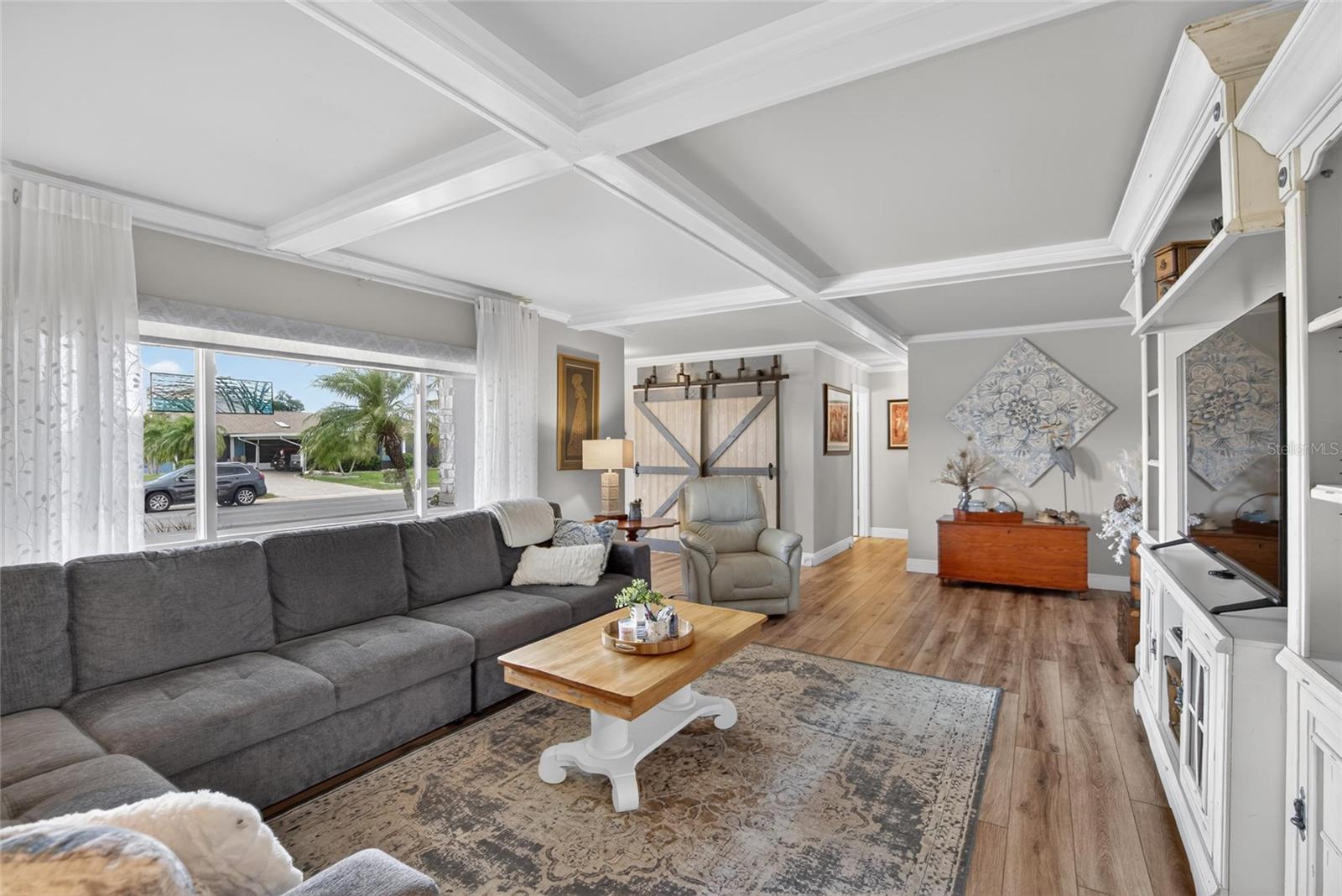 TB8513853 - Coffered ceiling