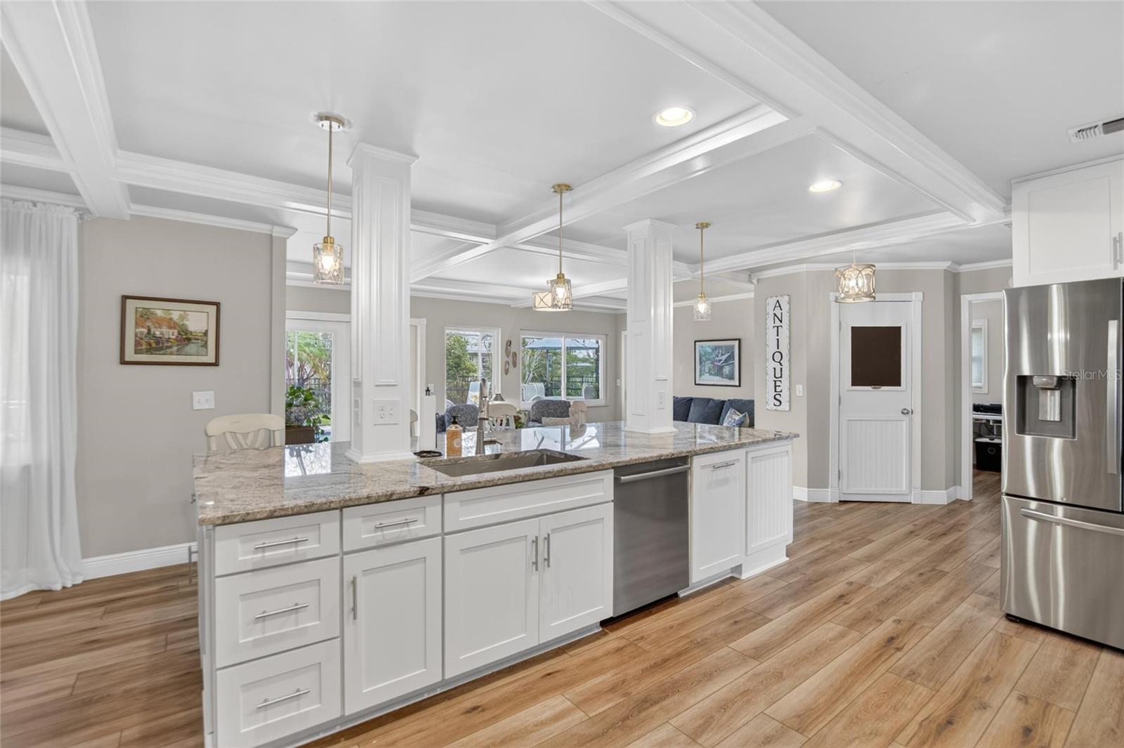 TB8513853 - Spacious gourmet kitchen