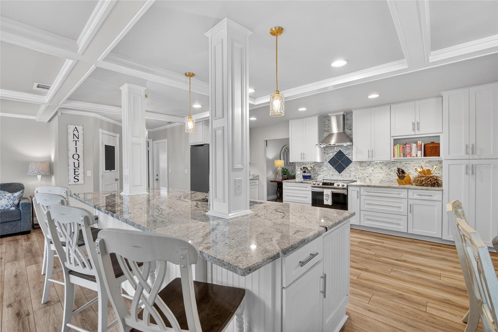 TB8513853 - Tile backsplash