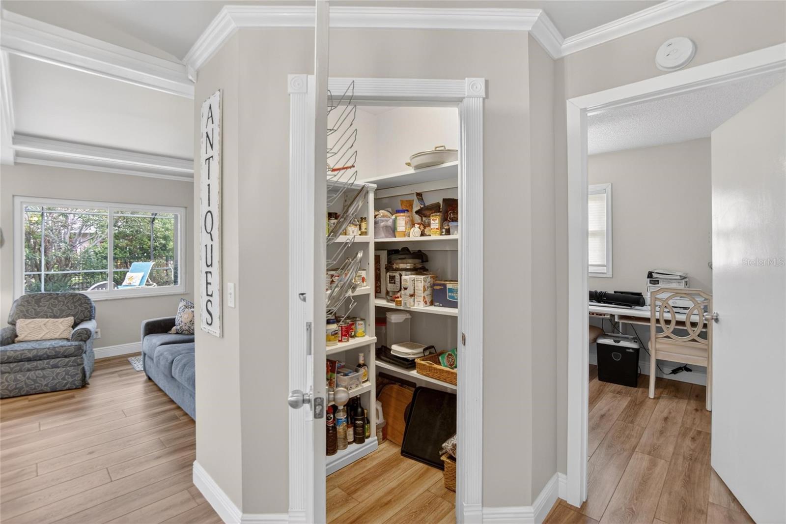TB8513853 - Walk-in Pantry