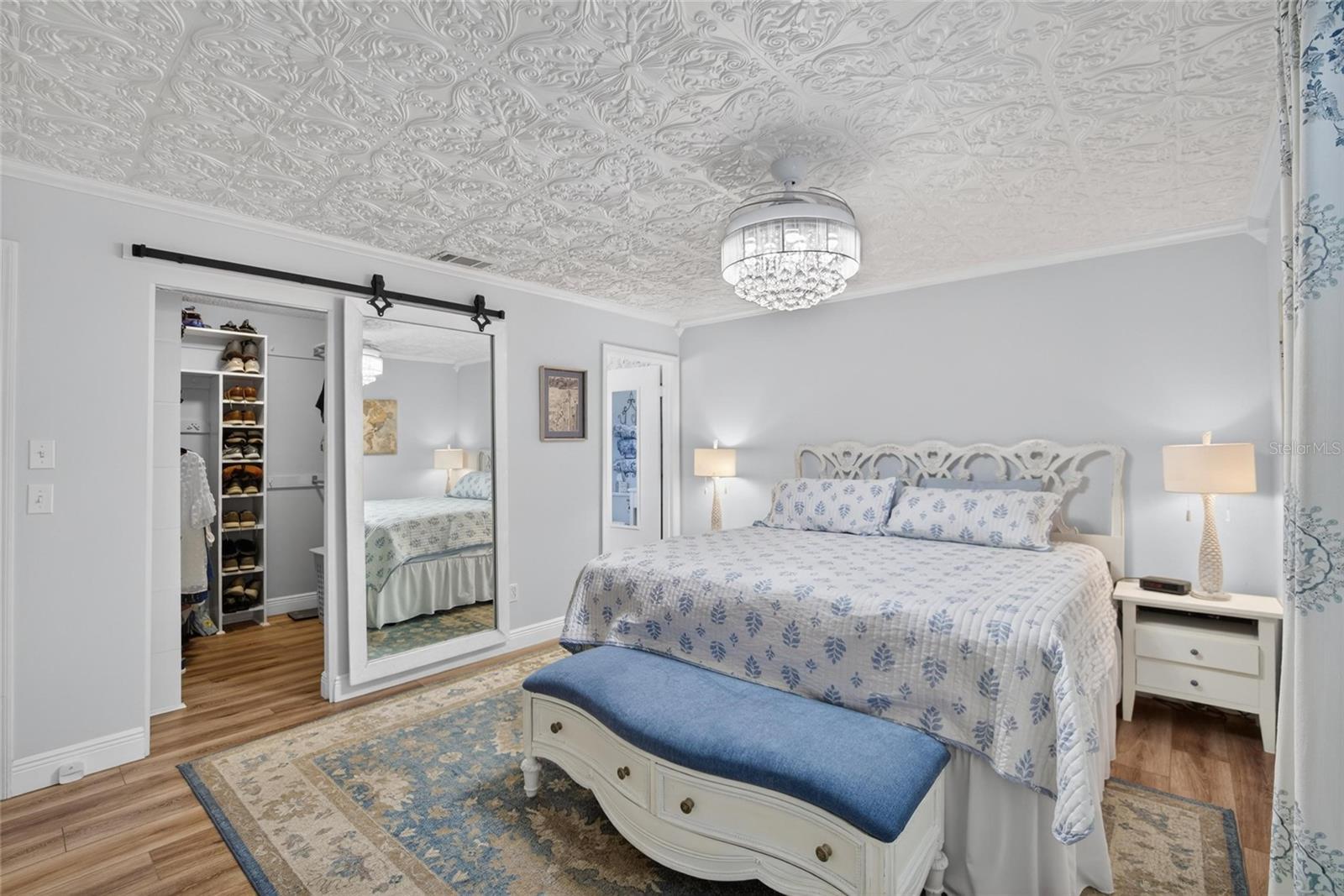 TB8513853 - walk-in closet