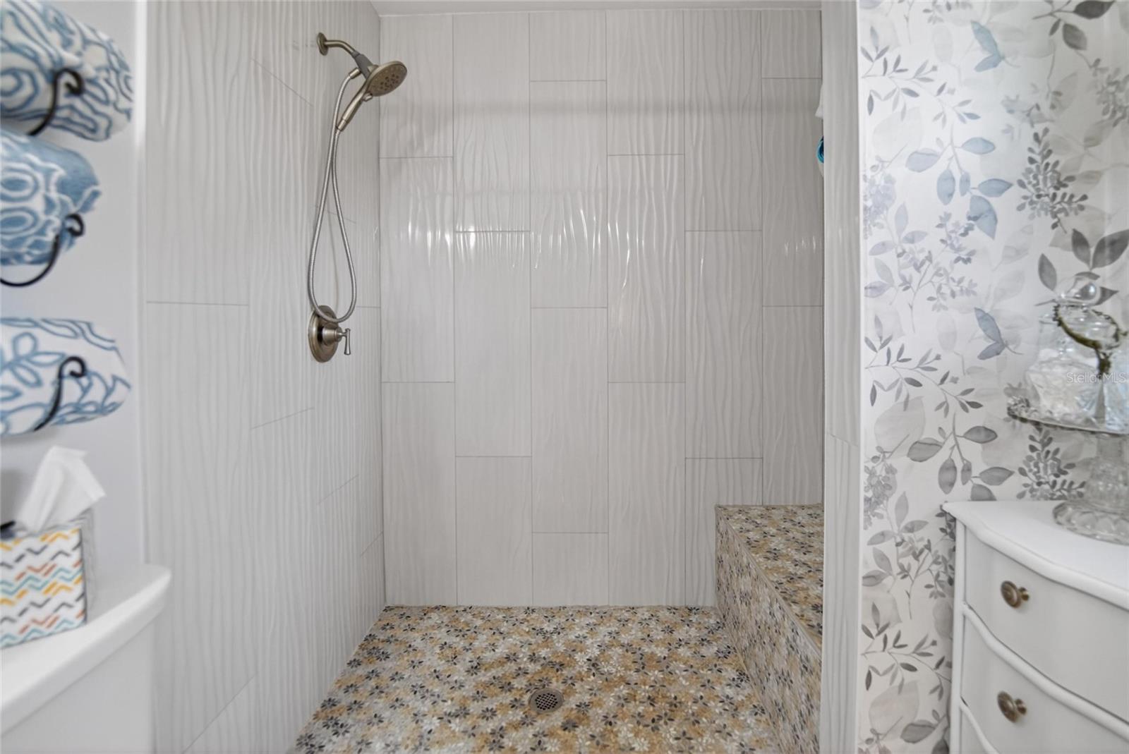 TB8513853 - Shower with seat