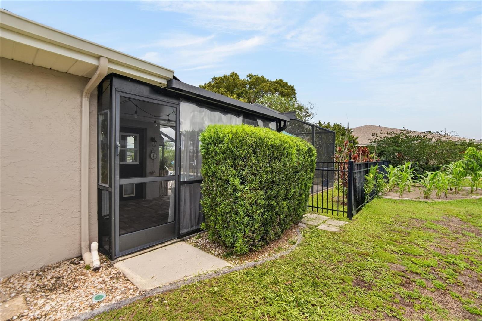 TB8513853 - Access to side yard