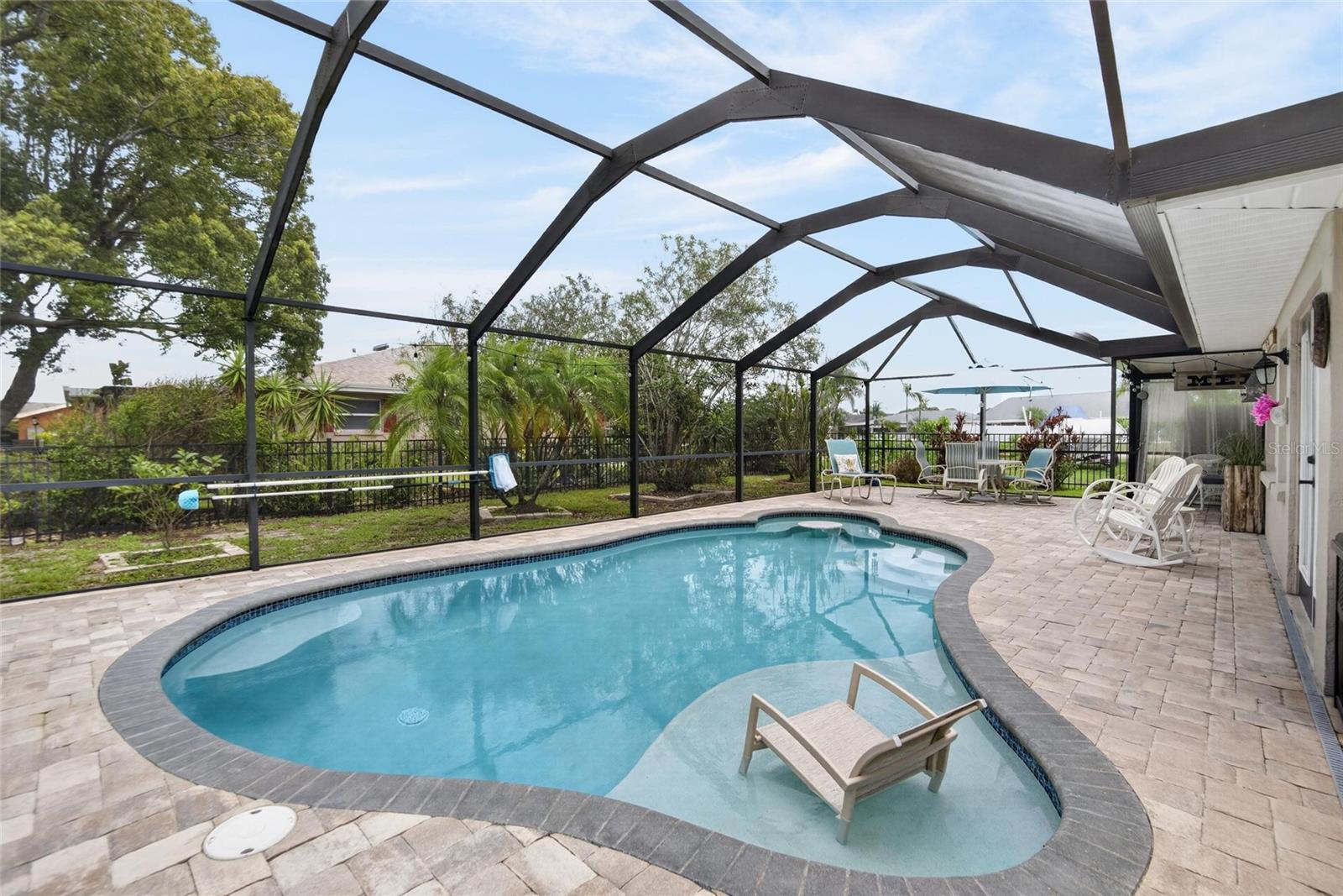 TB8513853 - Sitting ledges in pool