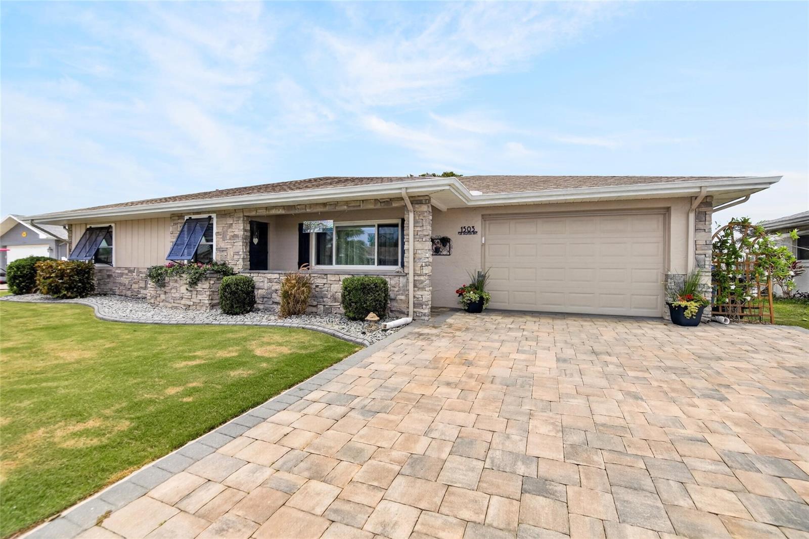 TB8513853 - Extra wide driveway