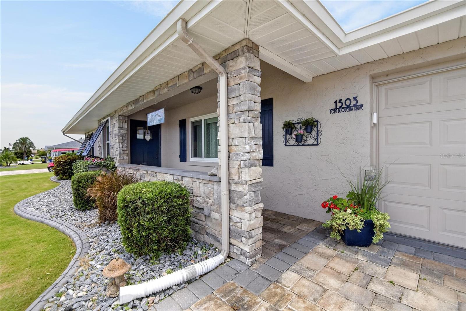 TB8513853 - Covered front porch