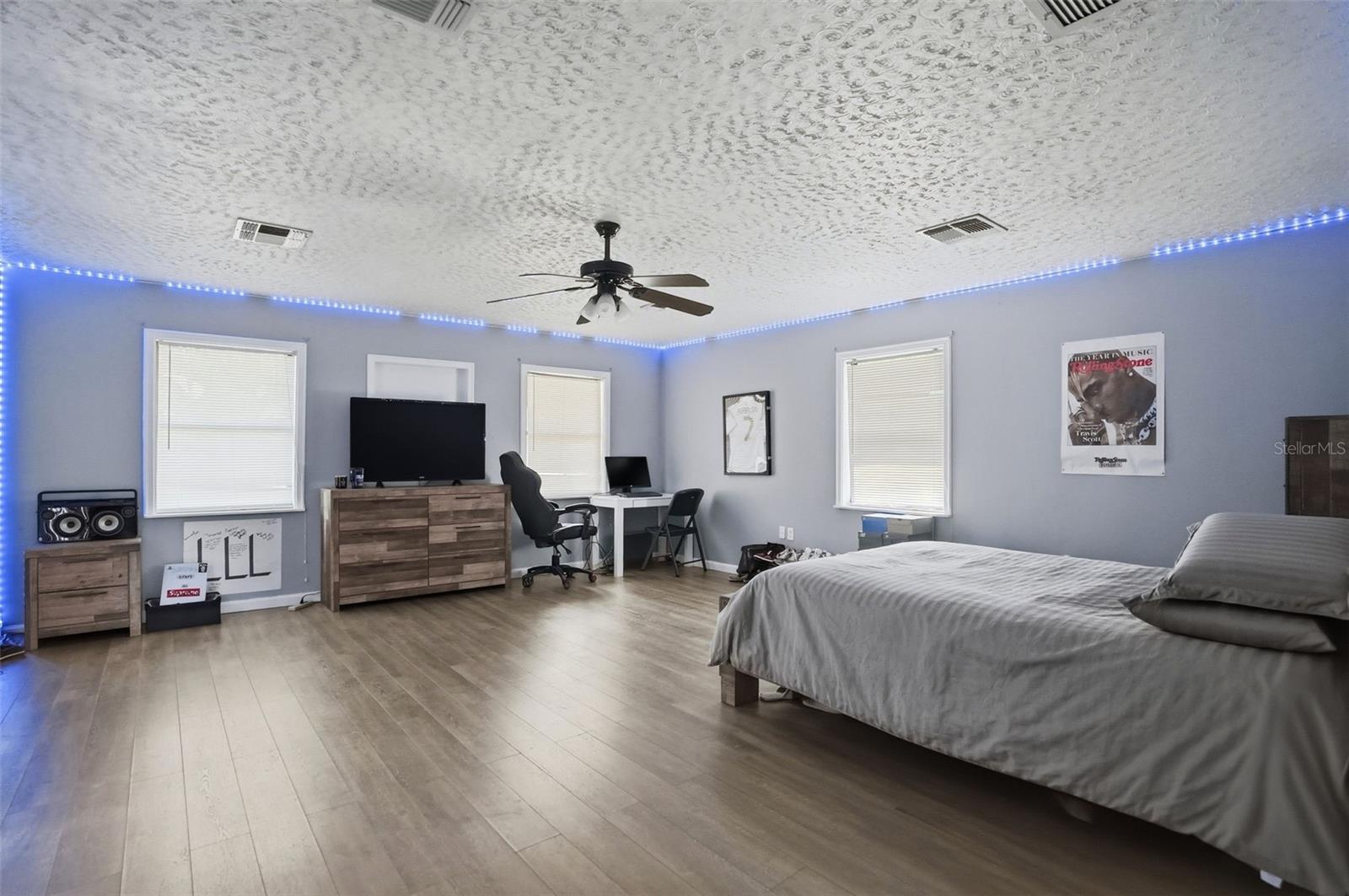 LARGE BONUS ROOM 19 x 18)