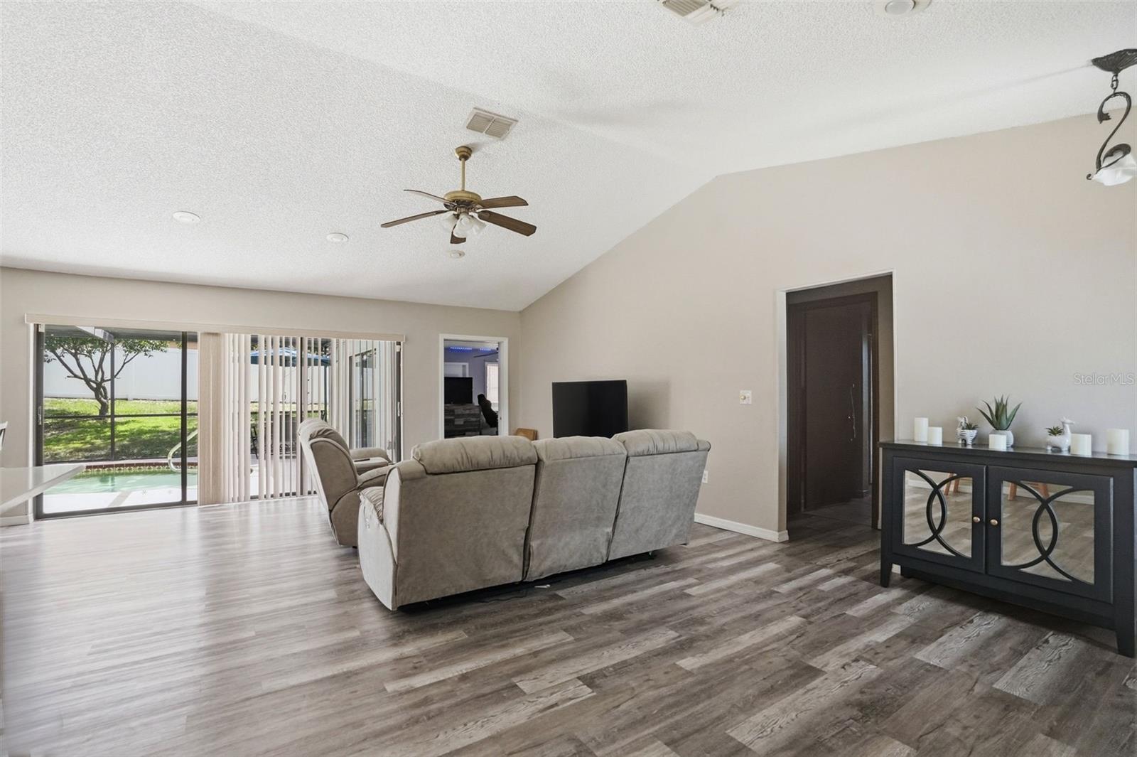 HIGH CEILINGS! Feels light bright and spacius!