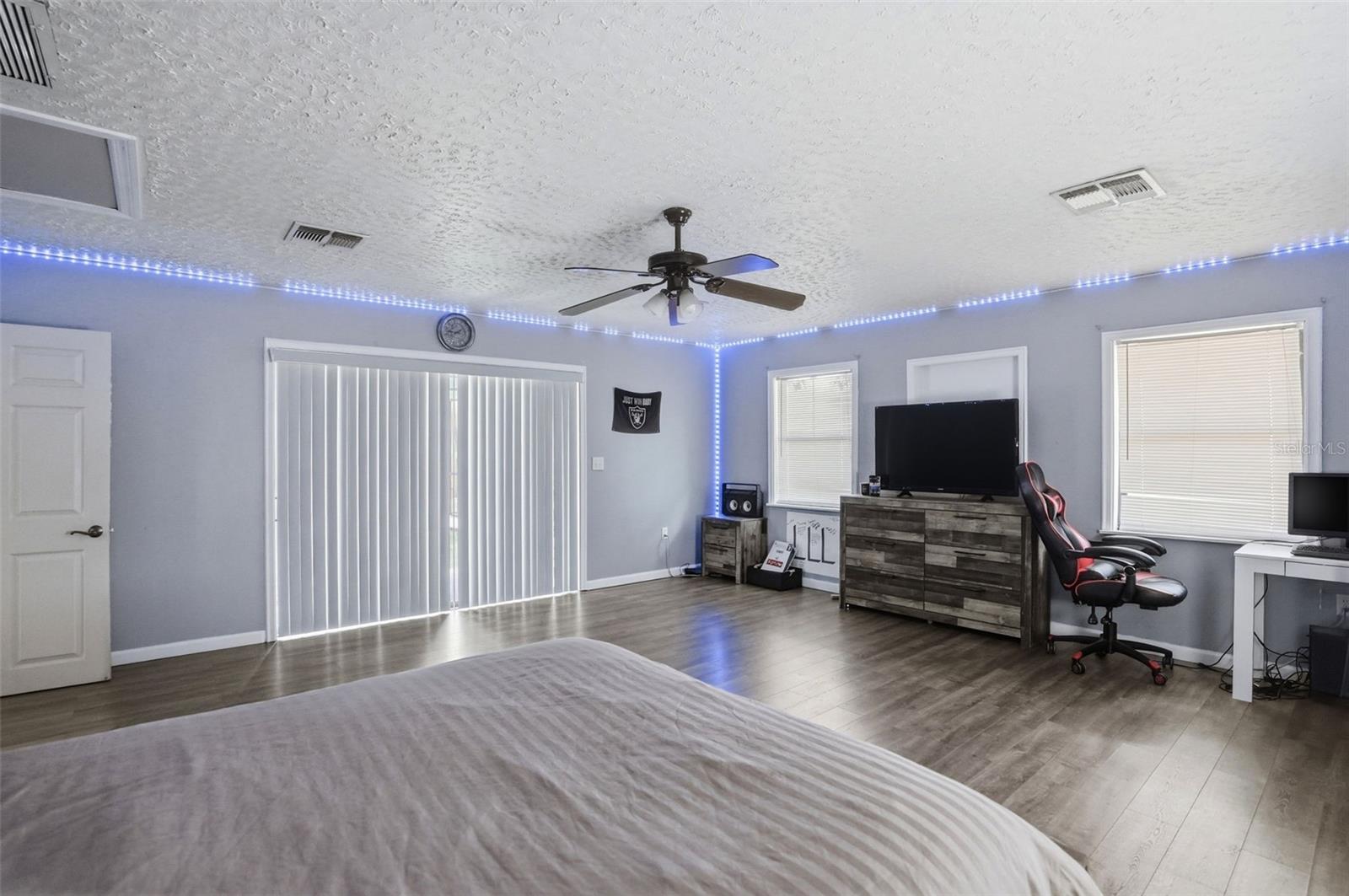 Large Bonus Room (19x18). Use as a family room or 4th bedroom or gym or play room!