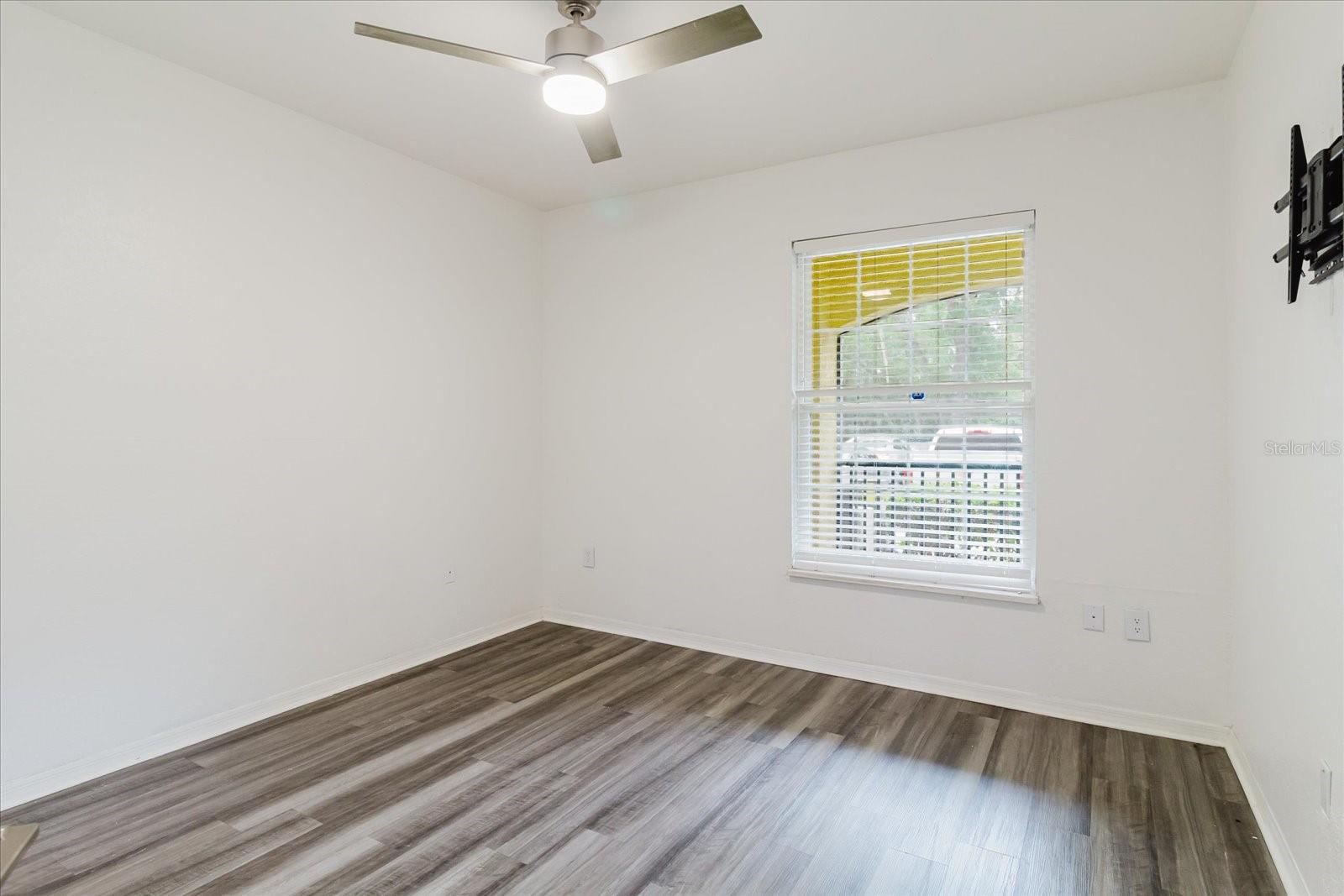 TB8514056