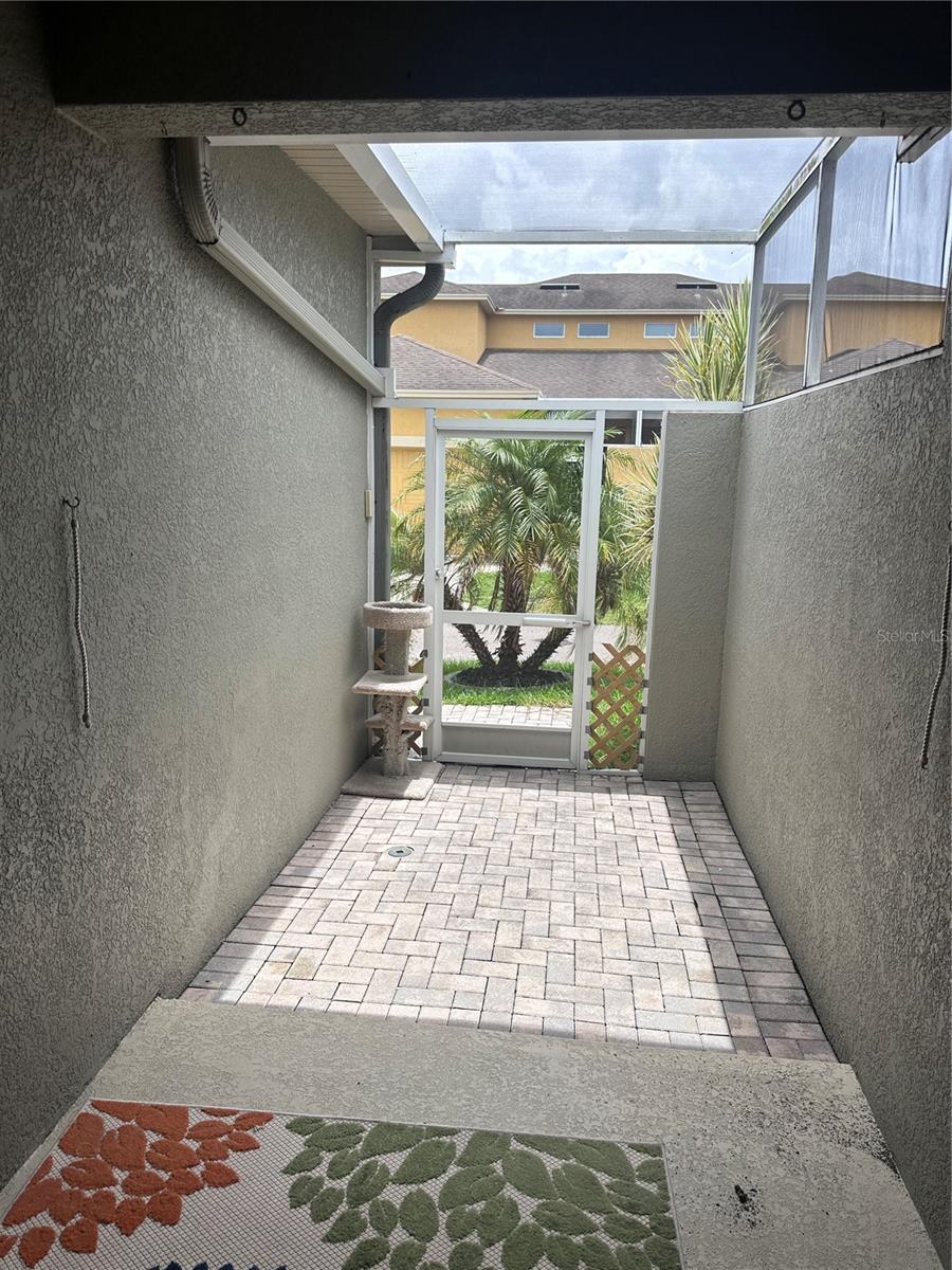 Back porch/lani located next to the garage