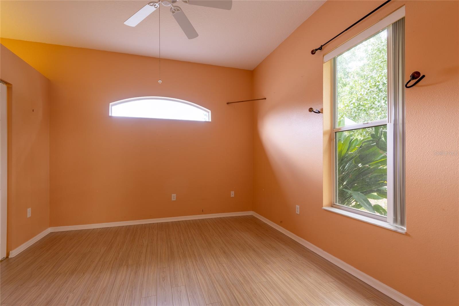 BEDROOM WITH CLOSET