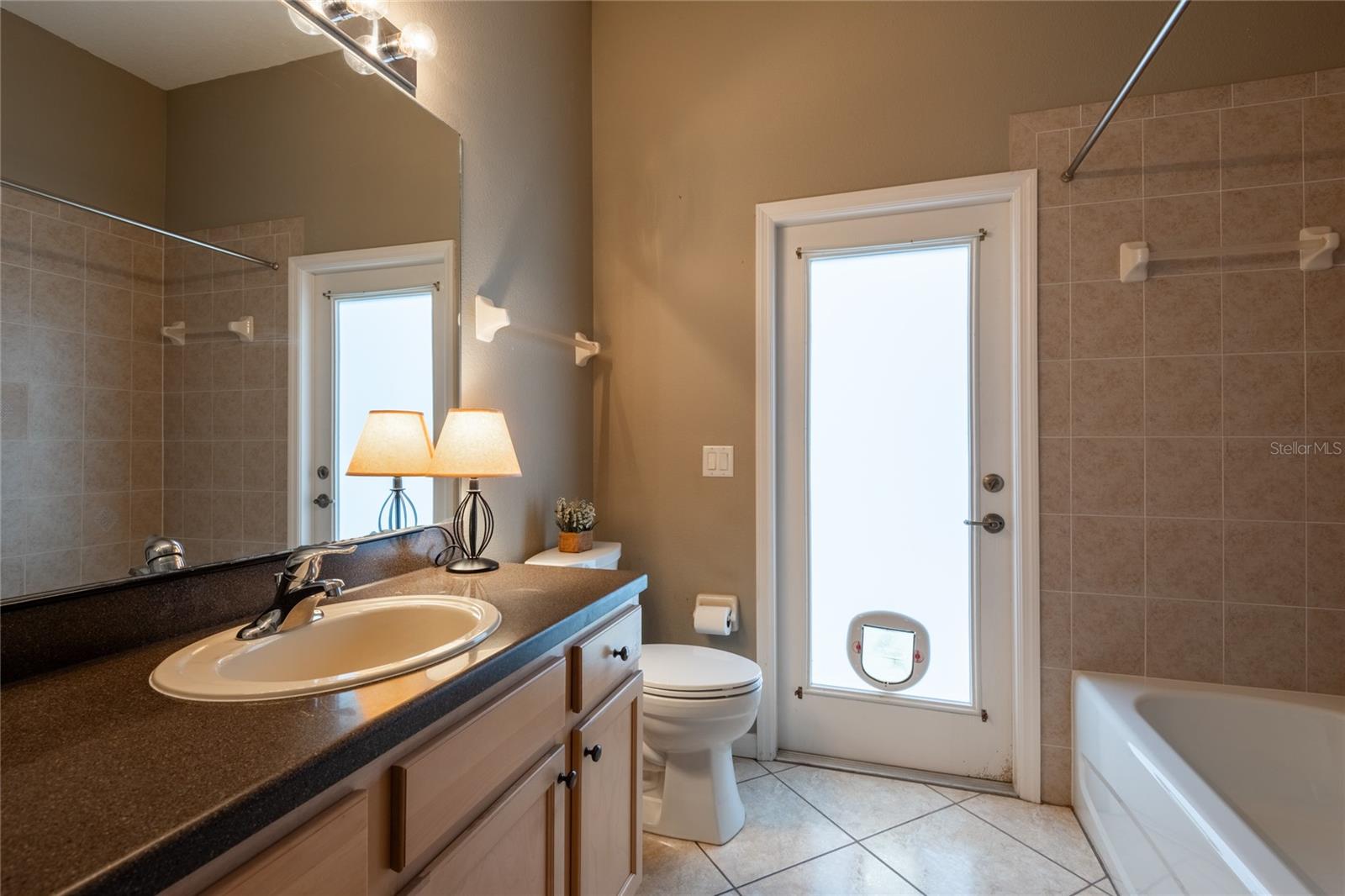 GUEST BATHROOM WITH TUB