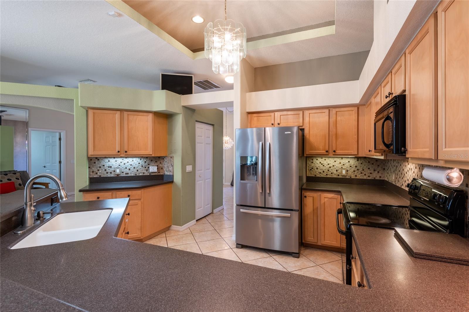 BEAUTIFUL KITCHEN CABINETS  LOTS OF STORAGE