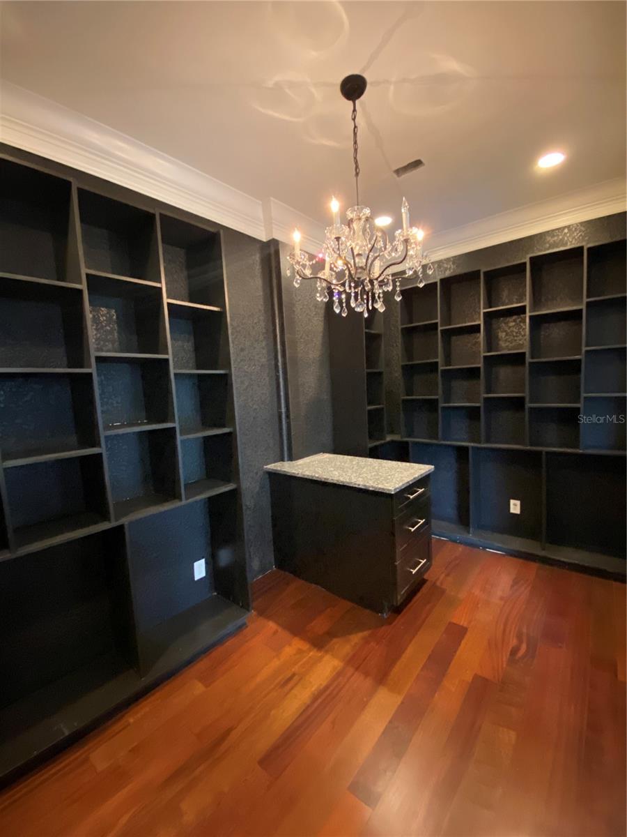 Wine/Cigar/Shoe/Purse Room