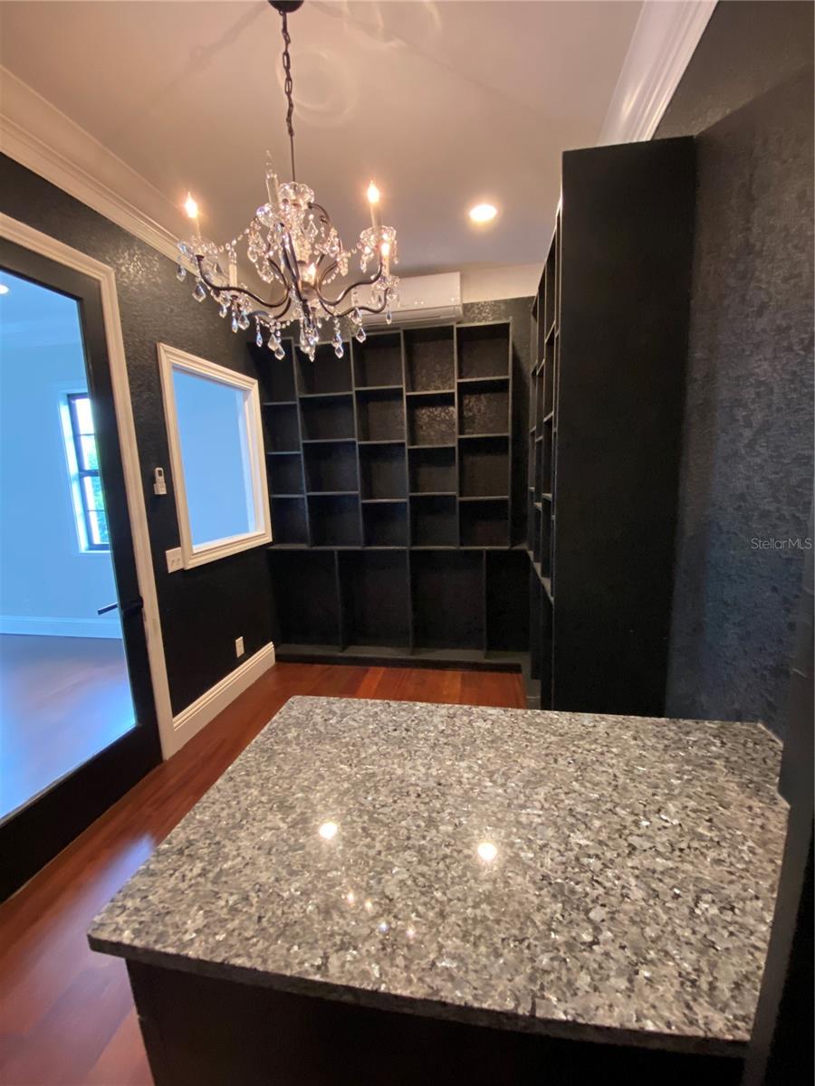 Wine/Cigar/Shoe/Purse Room